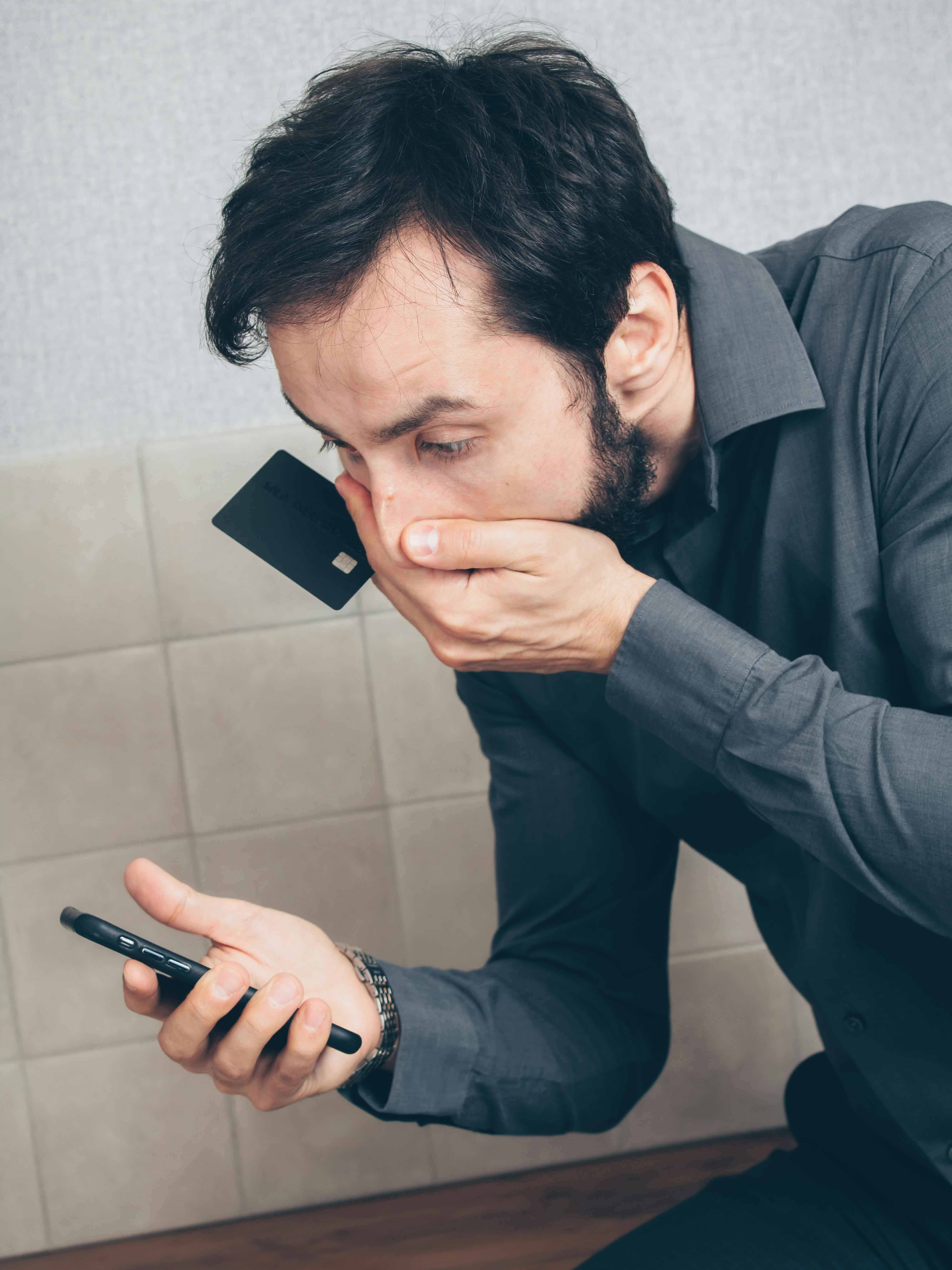 homme victime de phishing bancaire