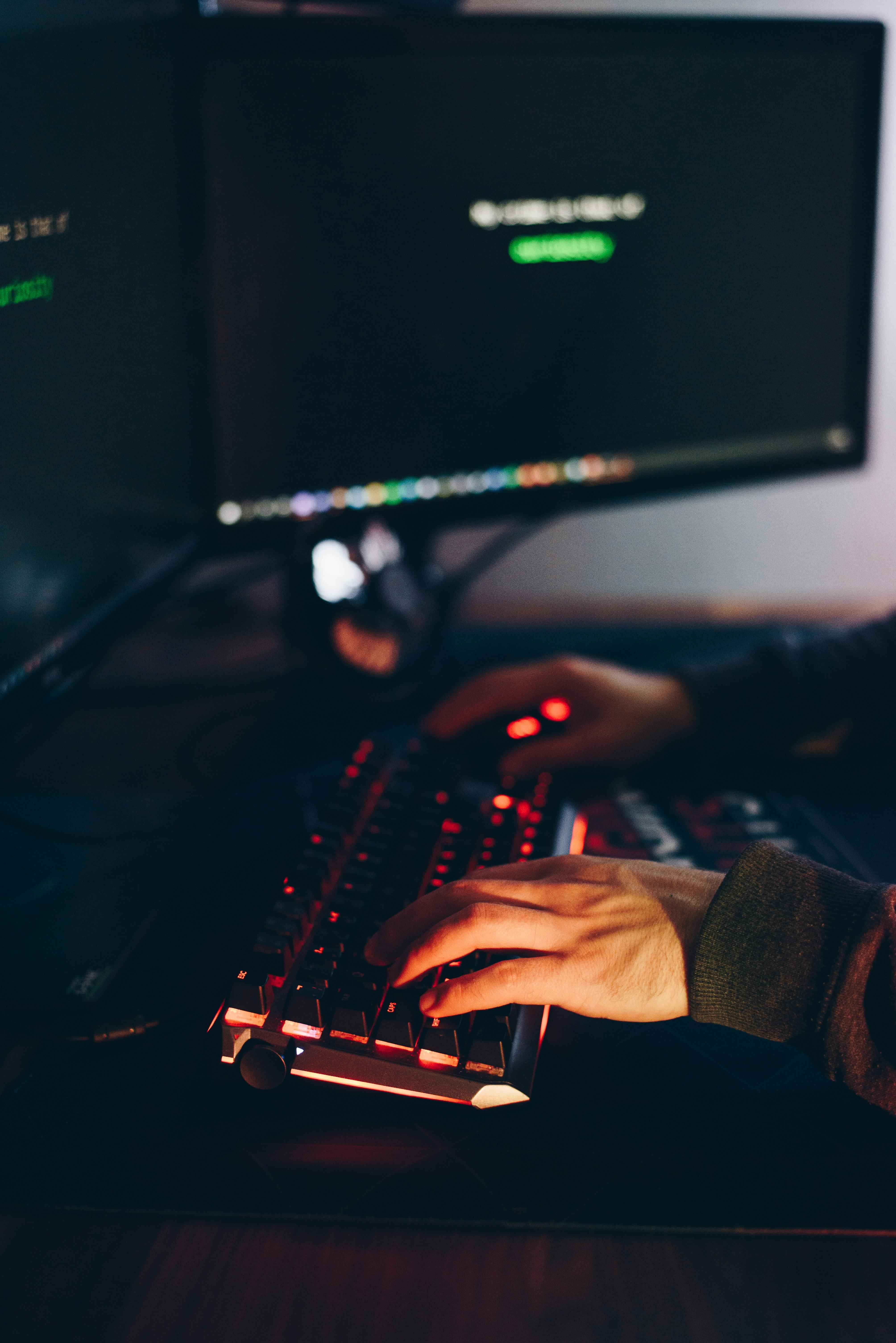 hackeur en train de voler une identité