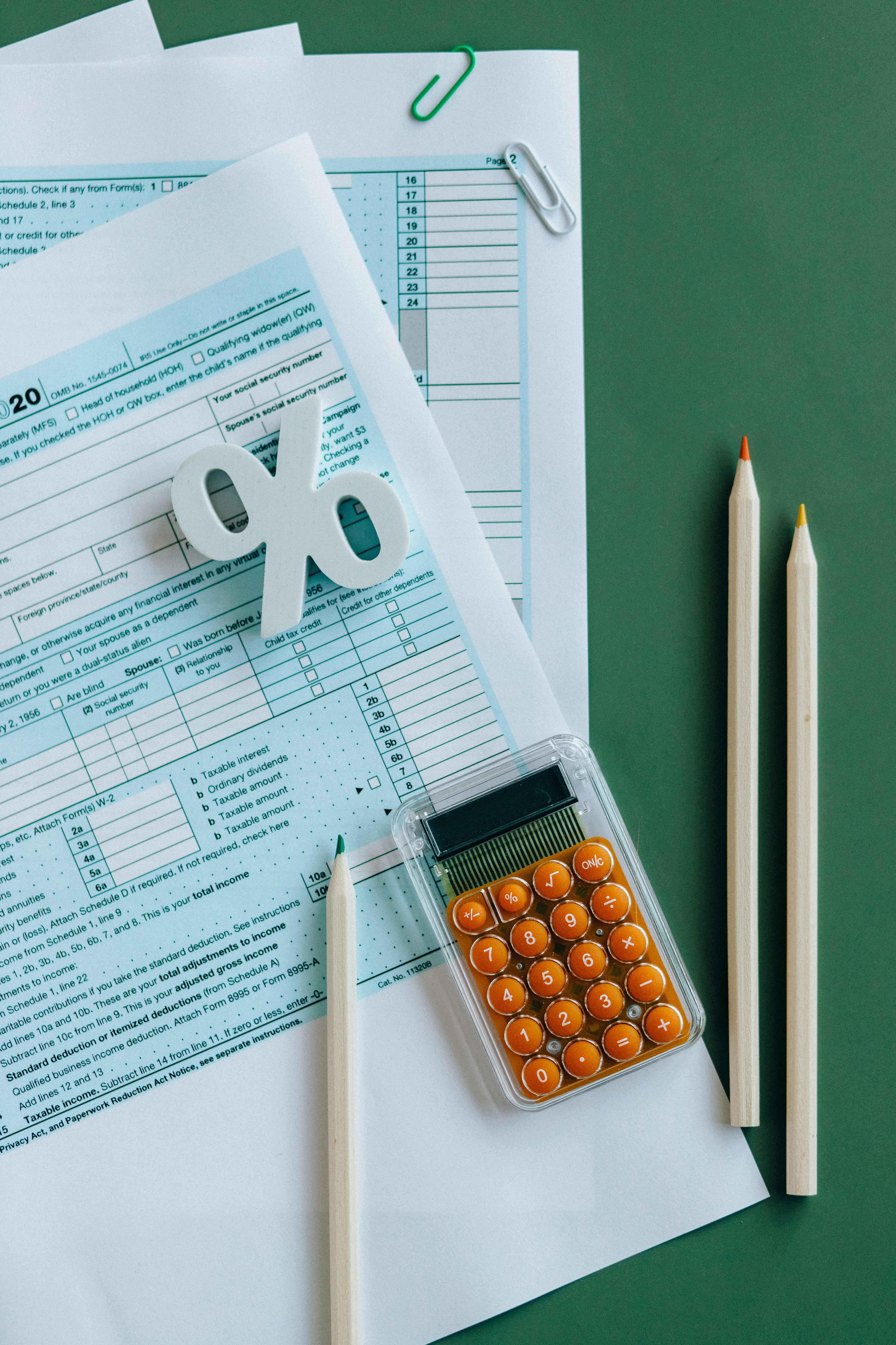 papiers administratifs et calculette sur un bureau