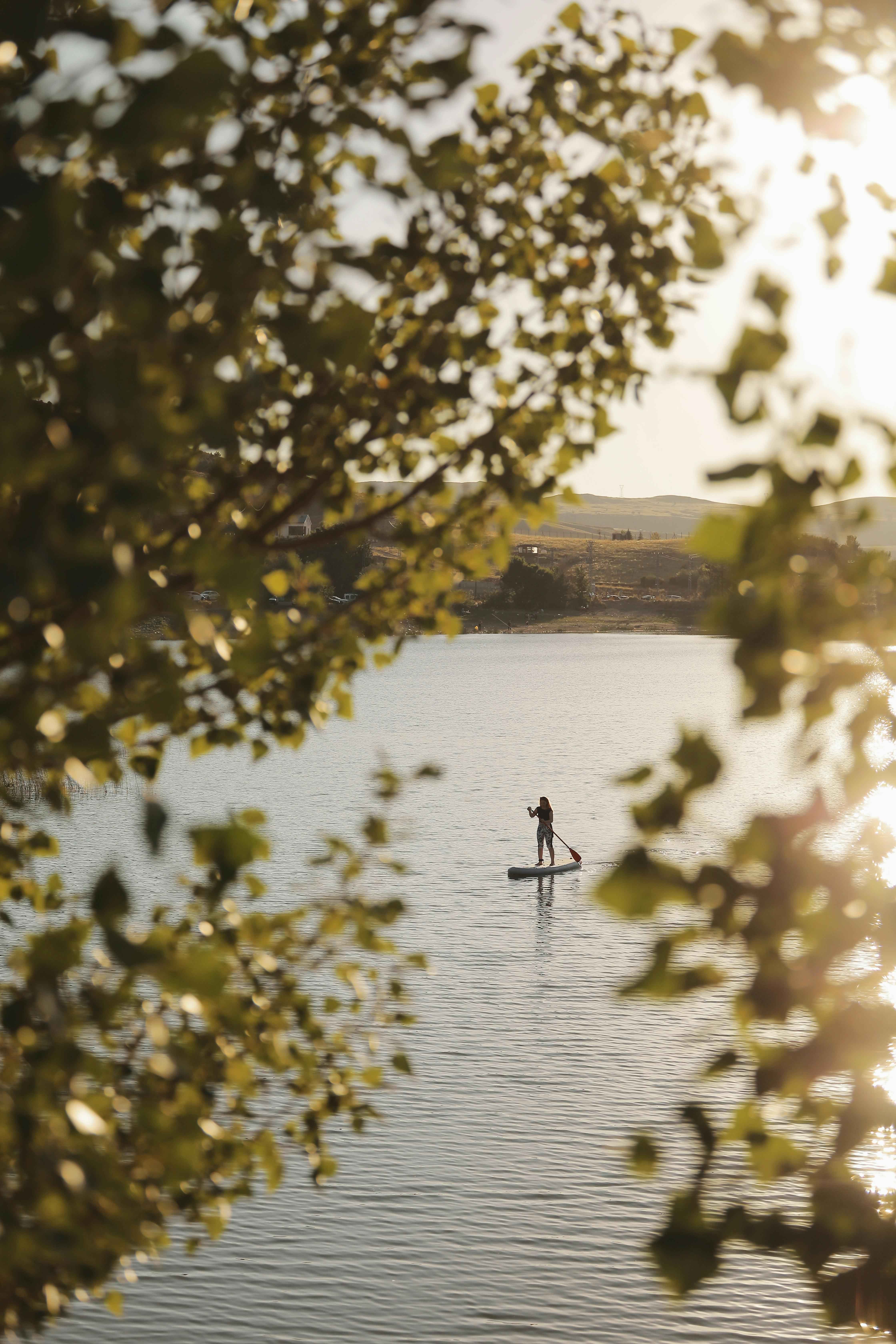 Personne pratiquant le paddle sur un lac