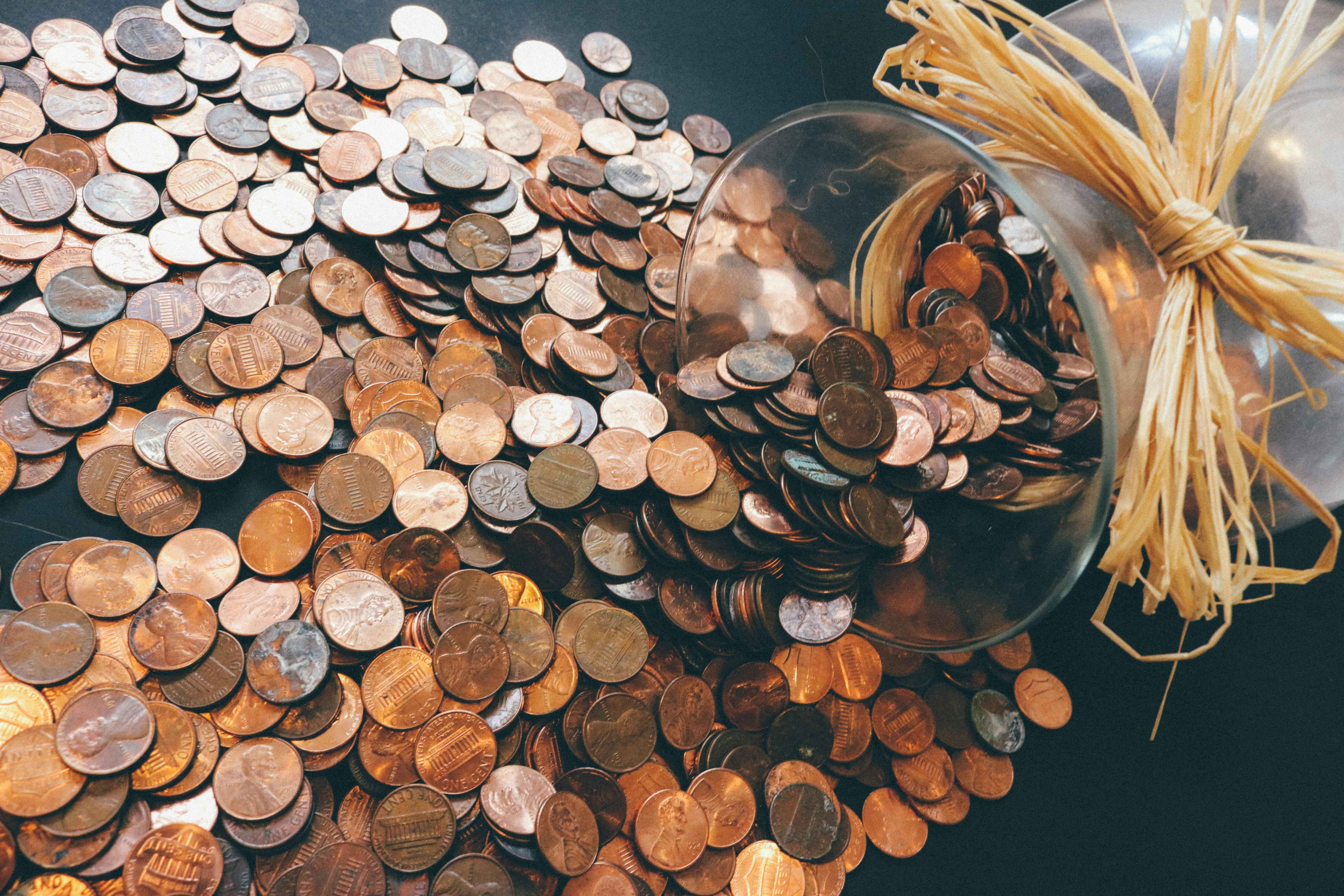 Plein de pièces de petite monnaie renversées sur une table