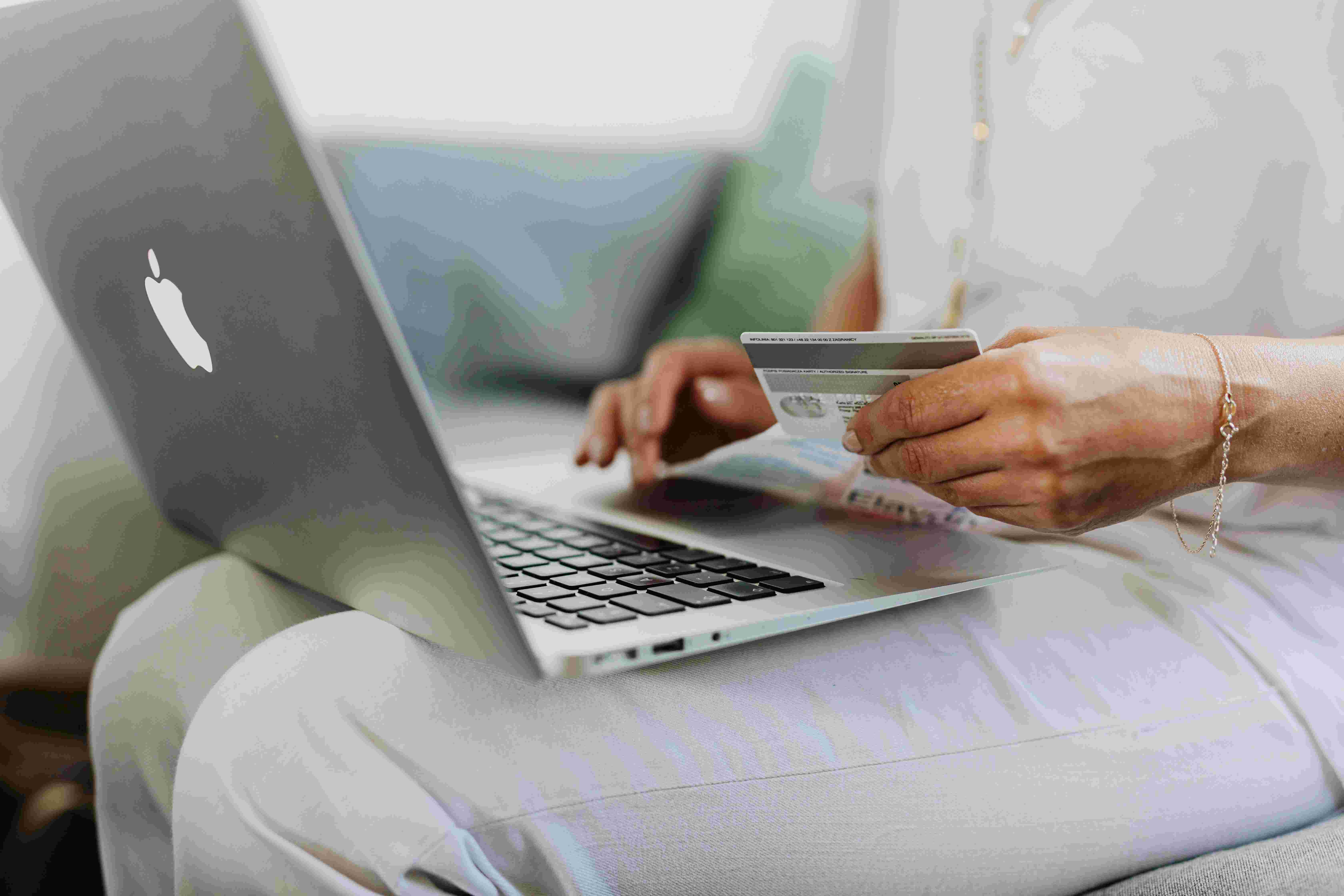 personne payant en sécurité avec sa carte bancaire