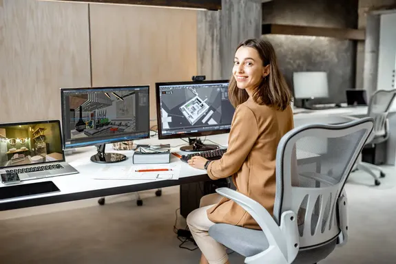 Een vrouw die werkt met Autodesk Forma.