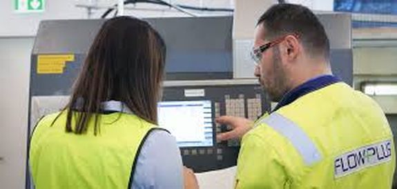 2 Flowplus Oy asiantuntijaa tehtaalla