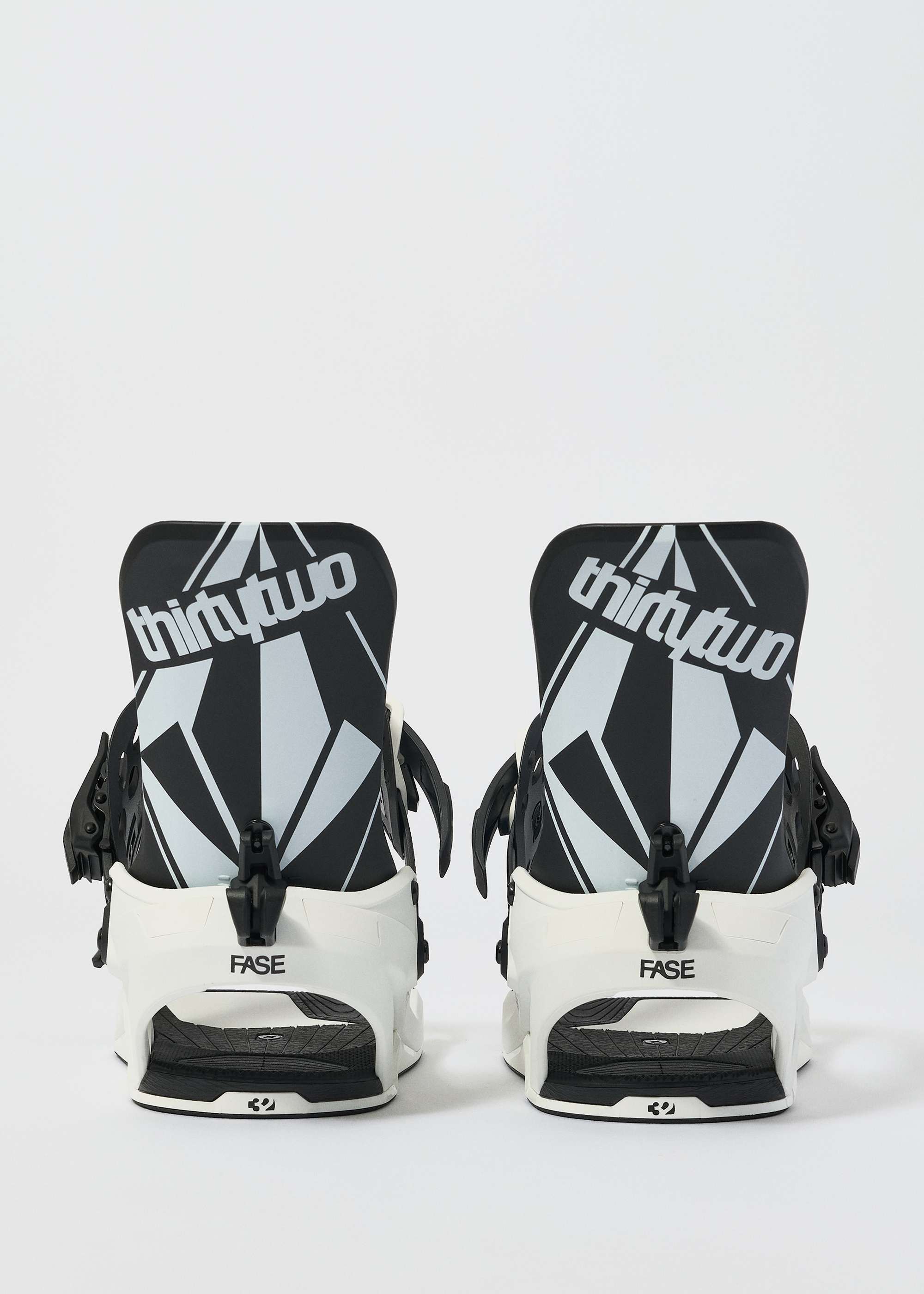 thirtytwo 32 FASE VOLCOM柄 822512901_studio_thesnowboarda