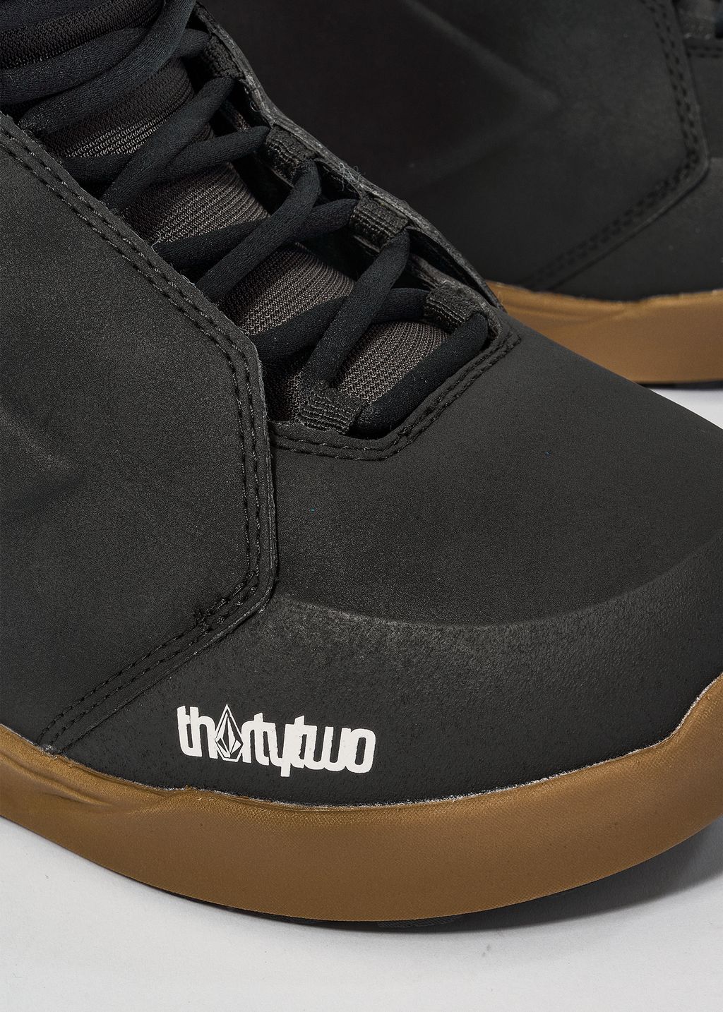 ThirtyTwo Lashed X Volcom Snowboard Boots