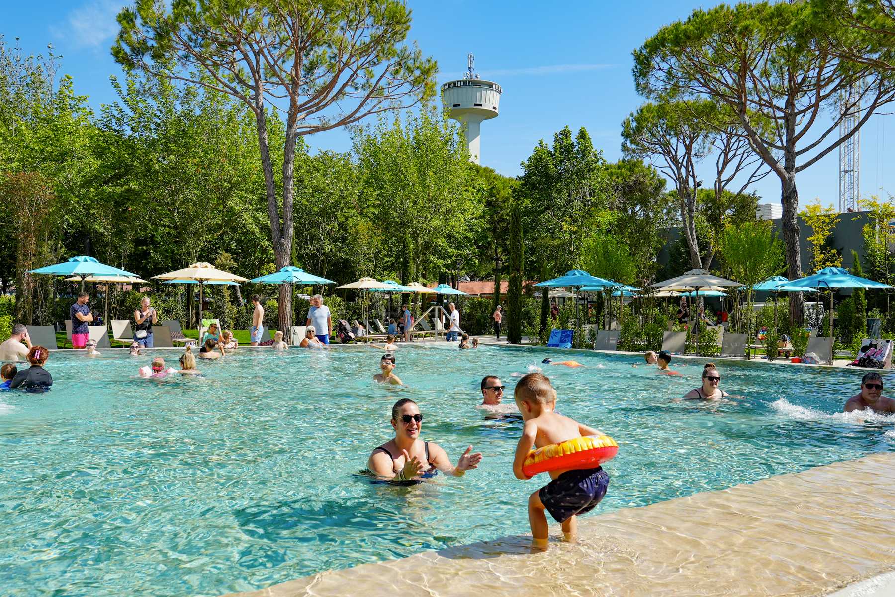 Piscina relax con idromassaggi e getti d’acqua 