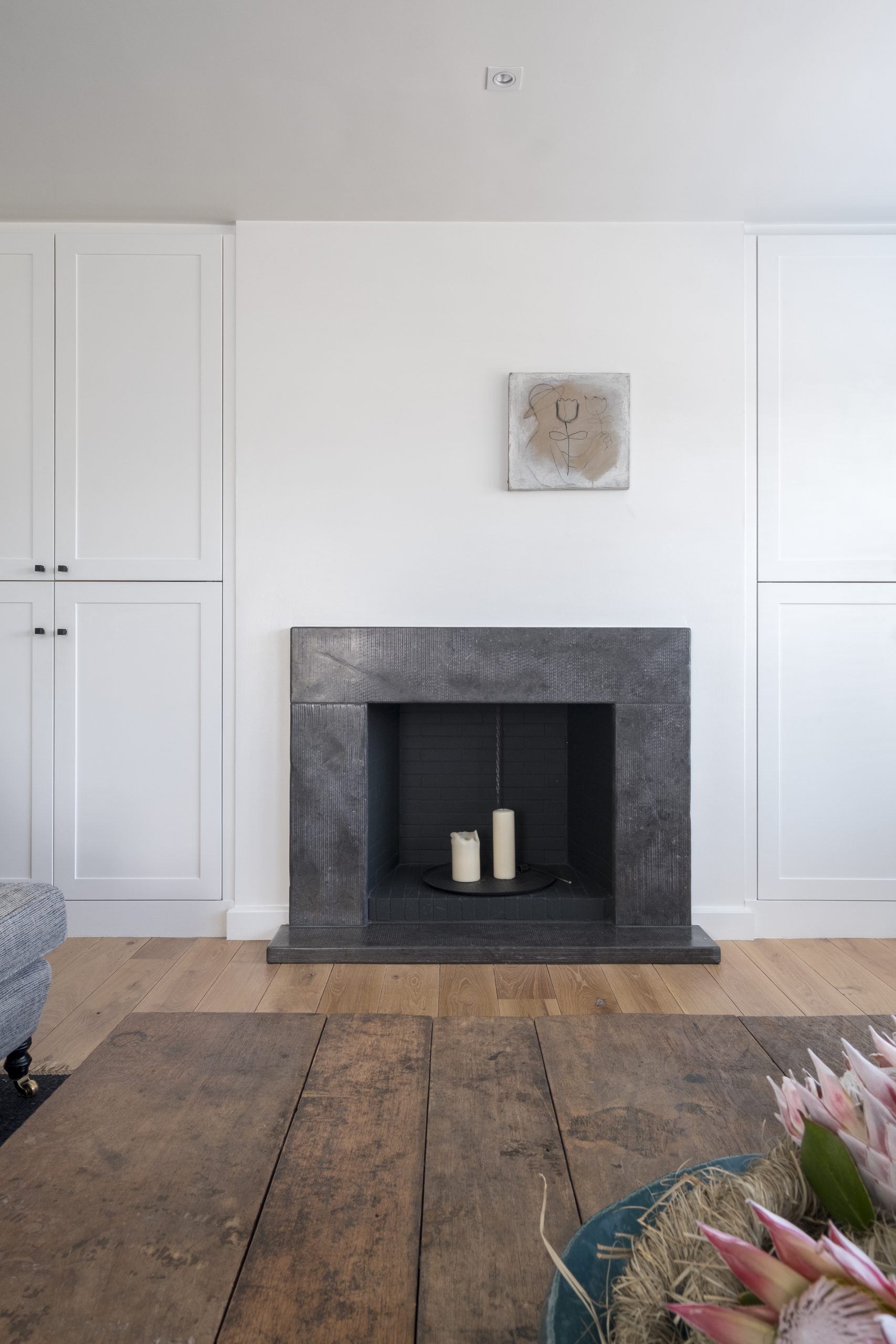 Een tijdloos interieur met zwart meubelbeslag.