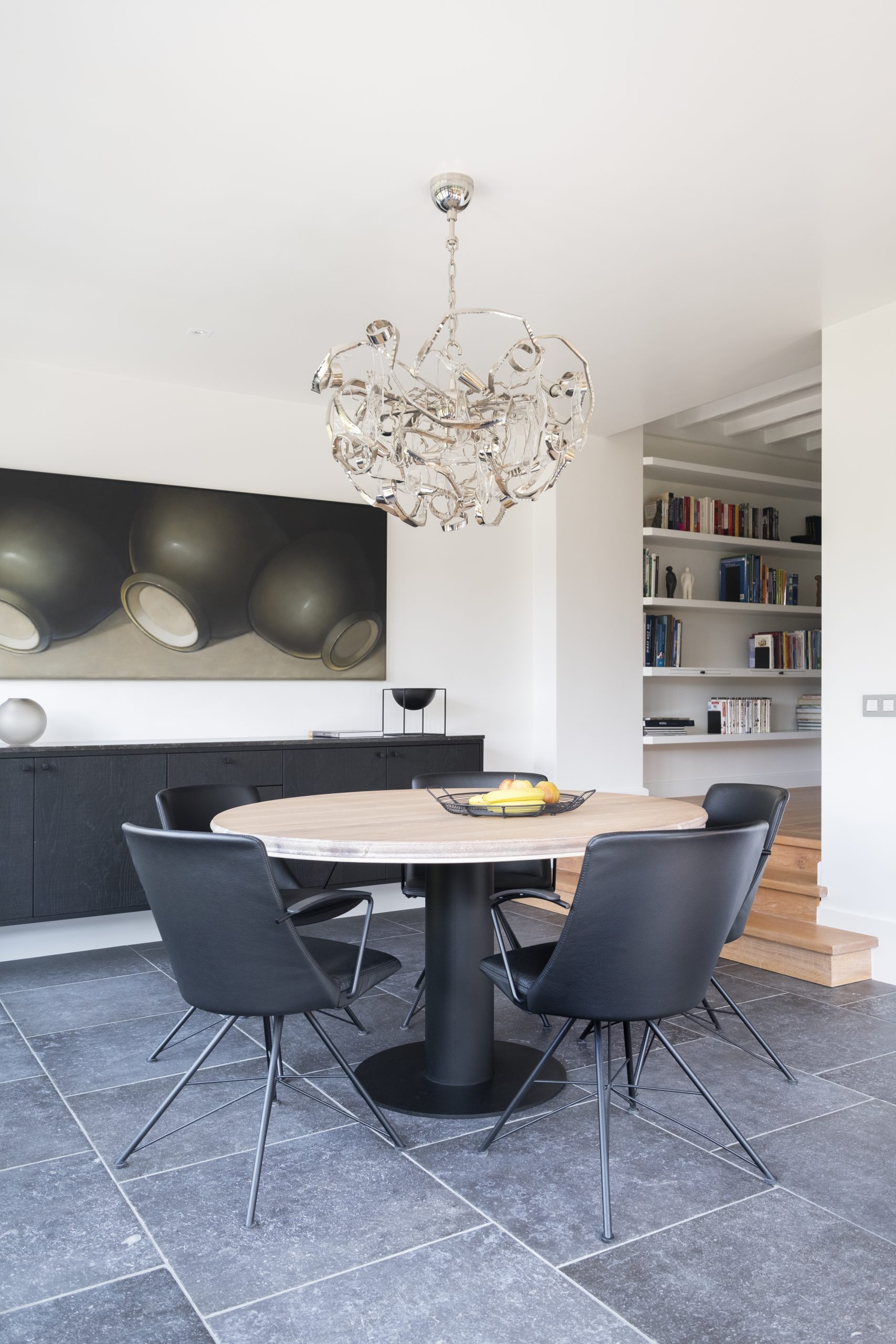 Een tijdloos interieur met zwart meubelbeslag.