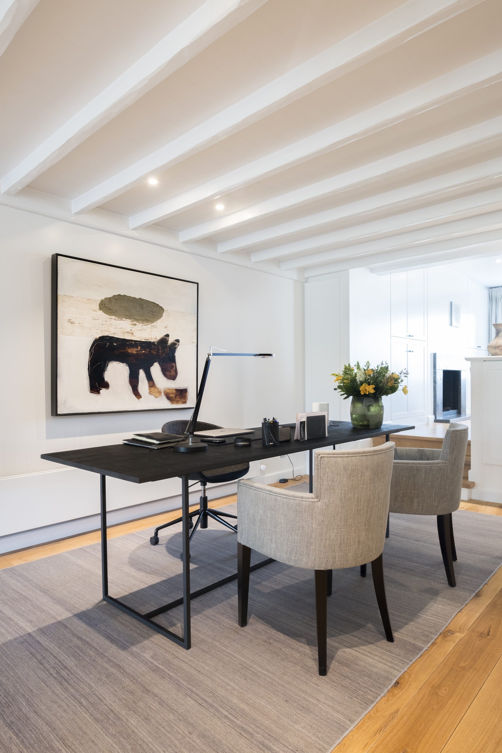 Een tijdloos interieur met zwart meubelbeslag.