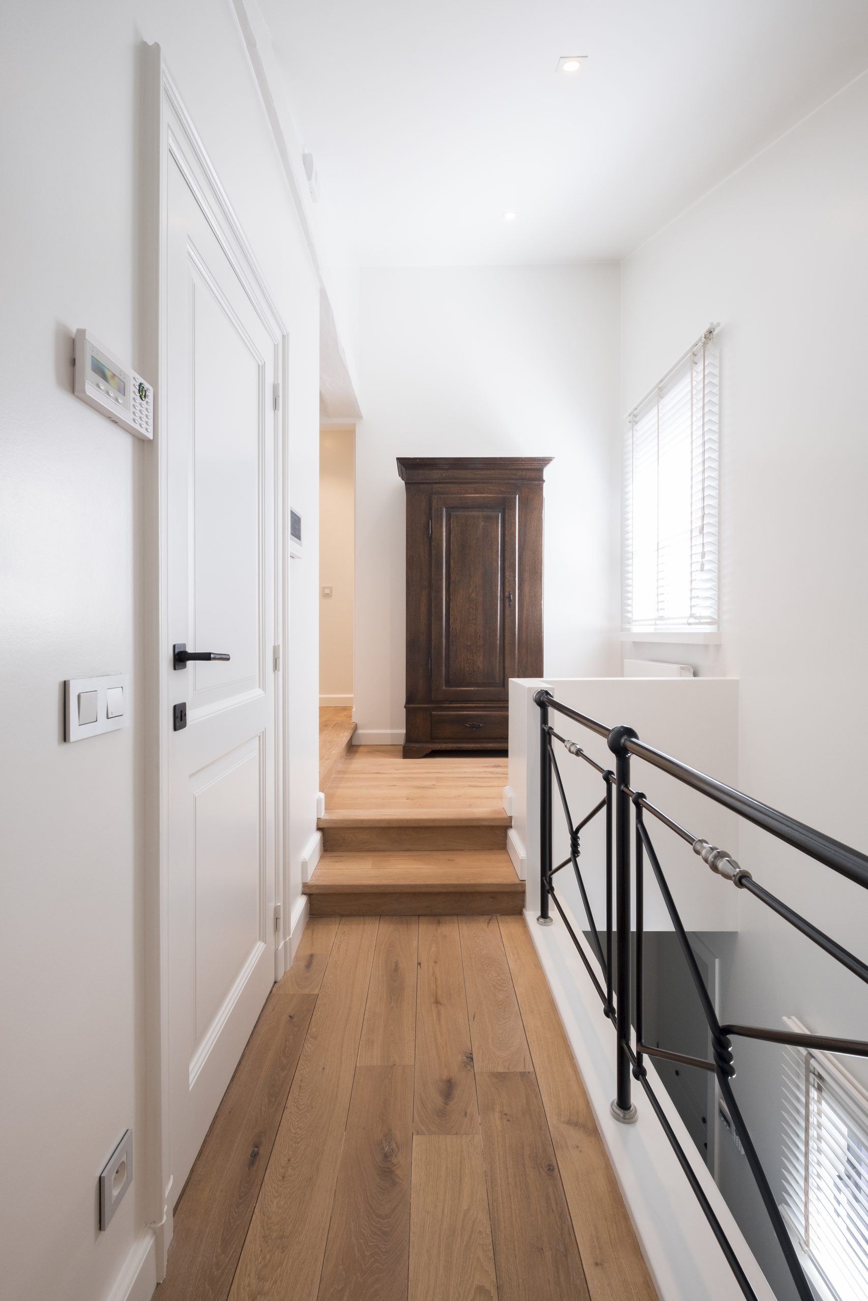 Een tijdloos interieur met zwart meubelbeslag.