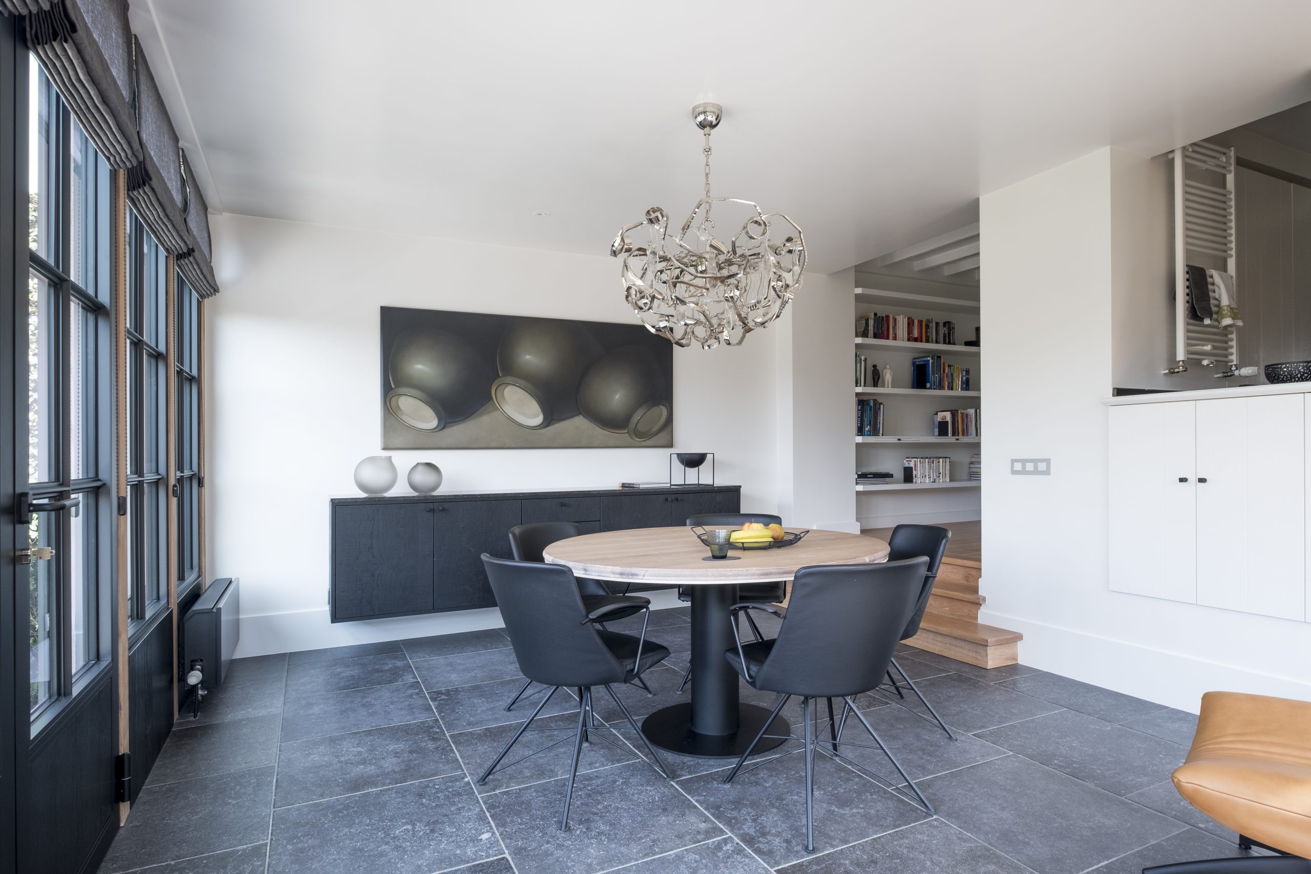 Een tijdloos interieur met zwart meubelbeslag.
