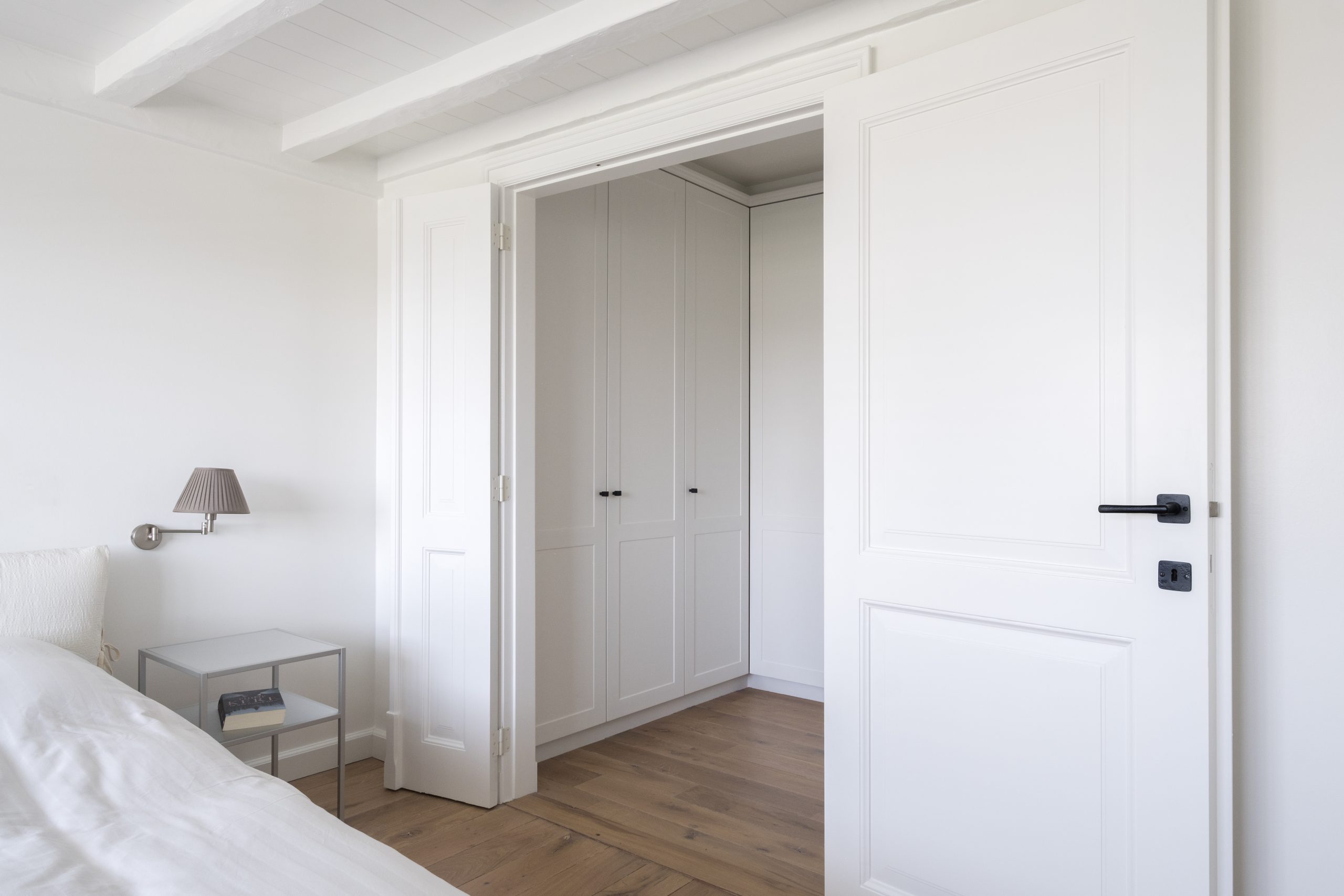 Een tijdloos interieur met zwart meubelbeslag.