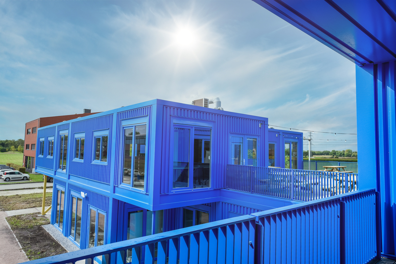 buitenkant van het blauwe ithub gebouw