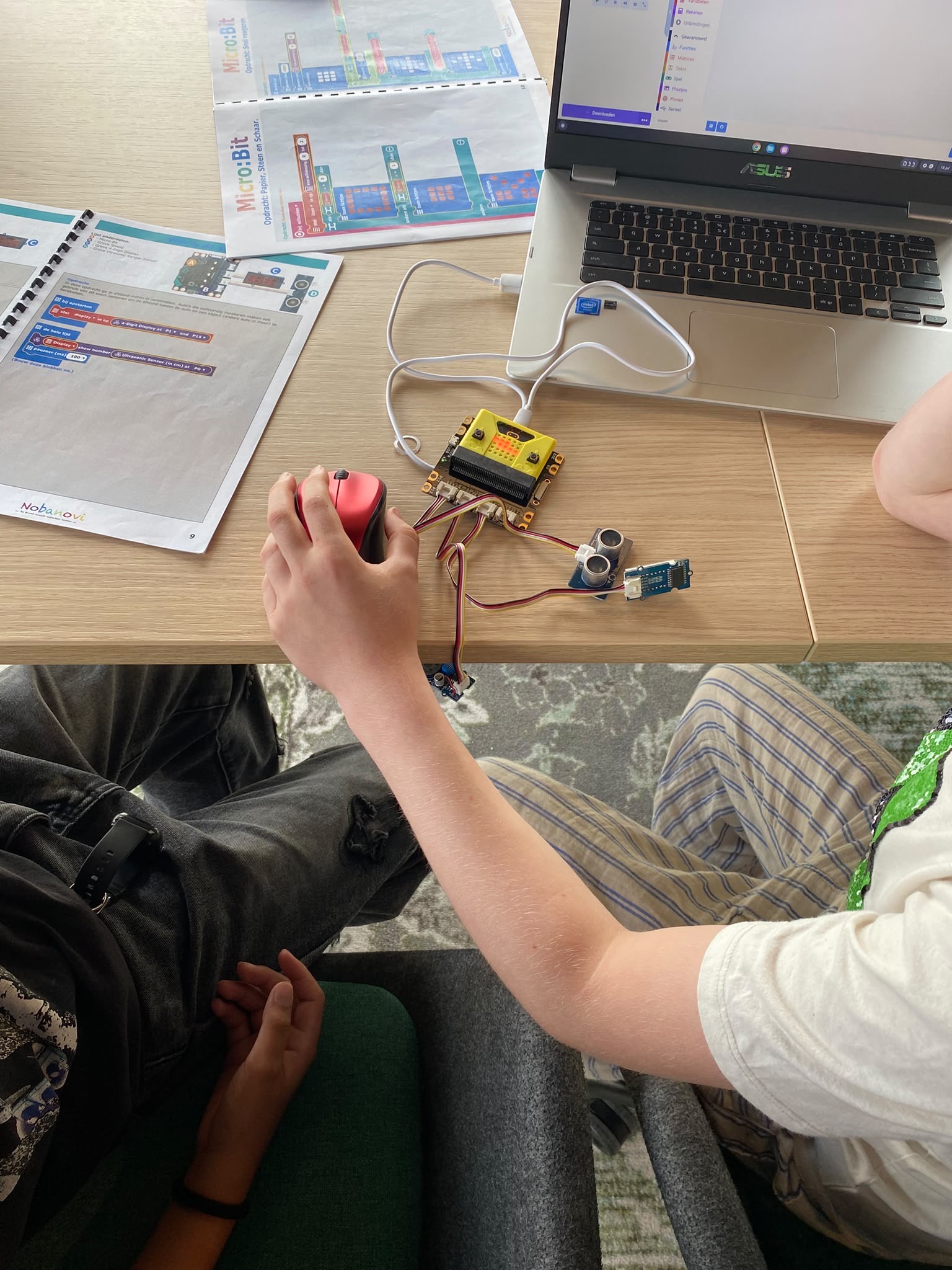 Kinderen zijn bezig met programeren