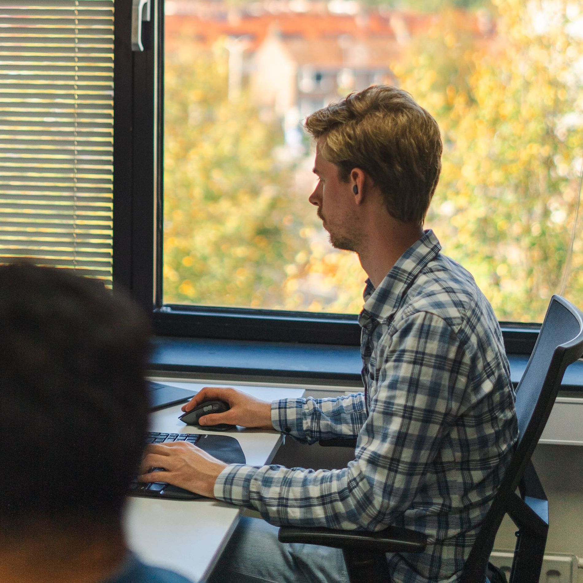 https://a.storyblok.com/f/281095/1500x1500/e8310626fd/developer-achter-bureau.jpg