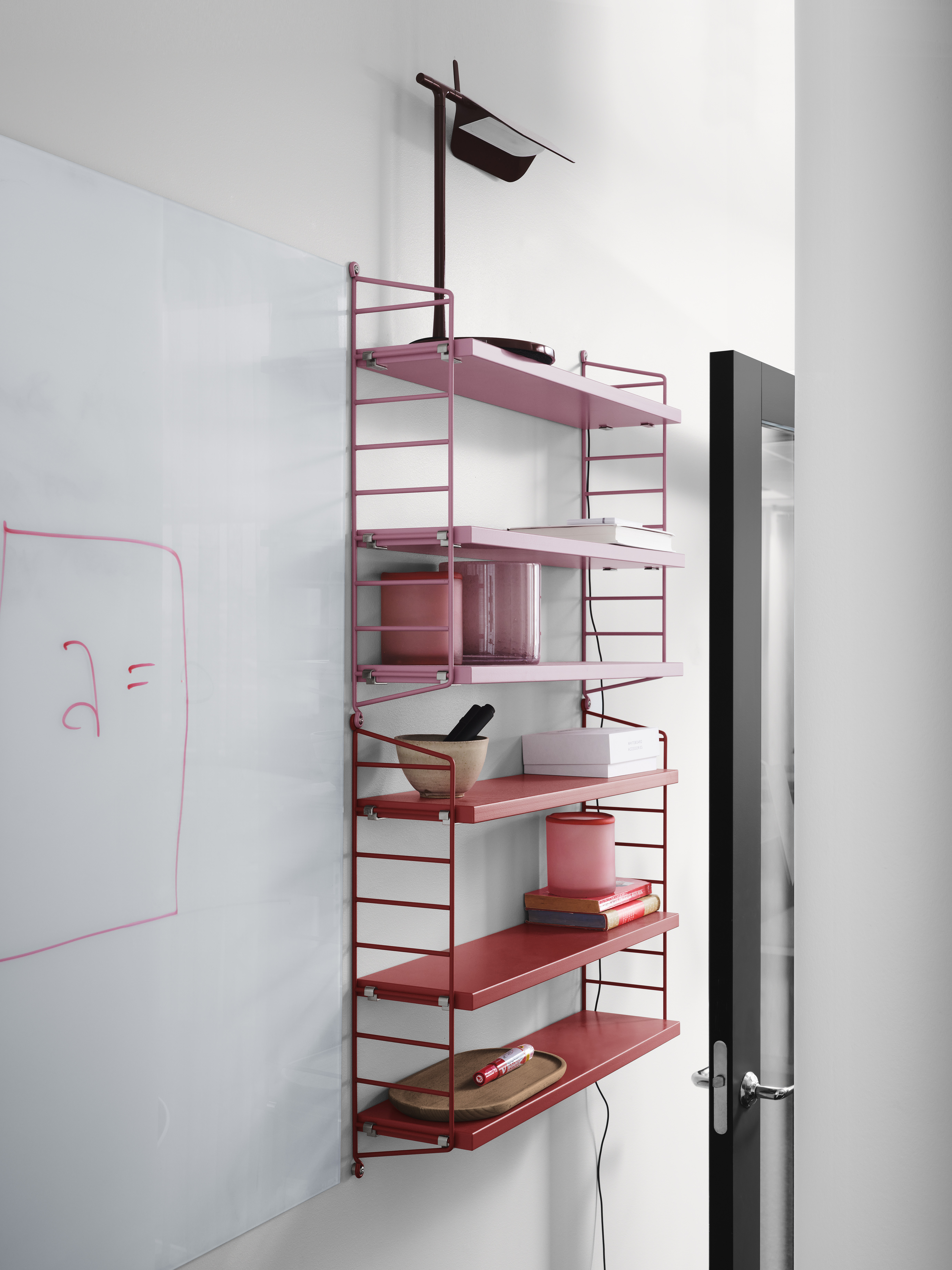 String Pocket. Panels and shelves in pink / Panels and shelves in red