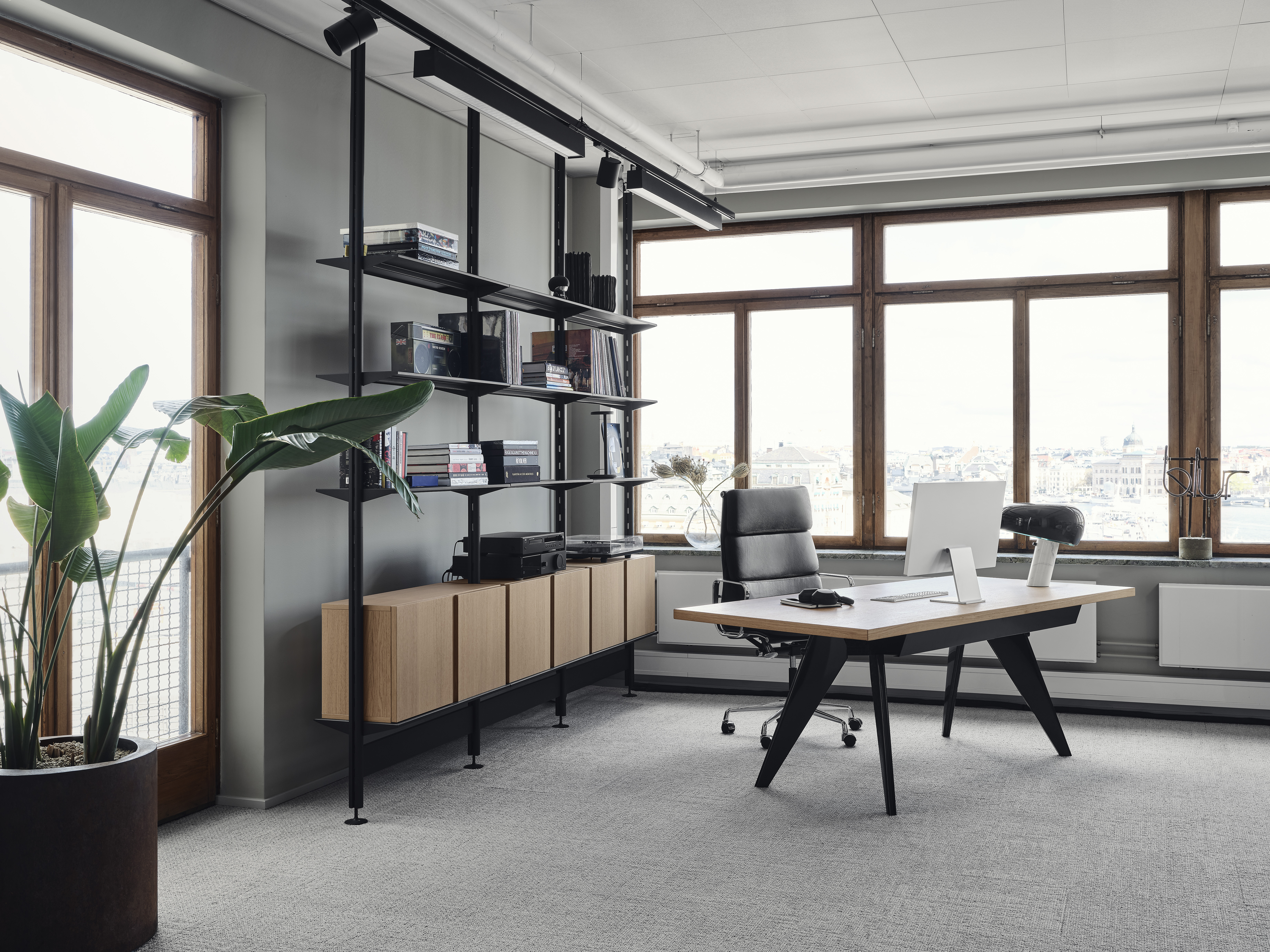 Pira. Floor-to-ceiling poles and shelves in black-grey / Cabinets in white-pigmented oak