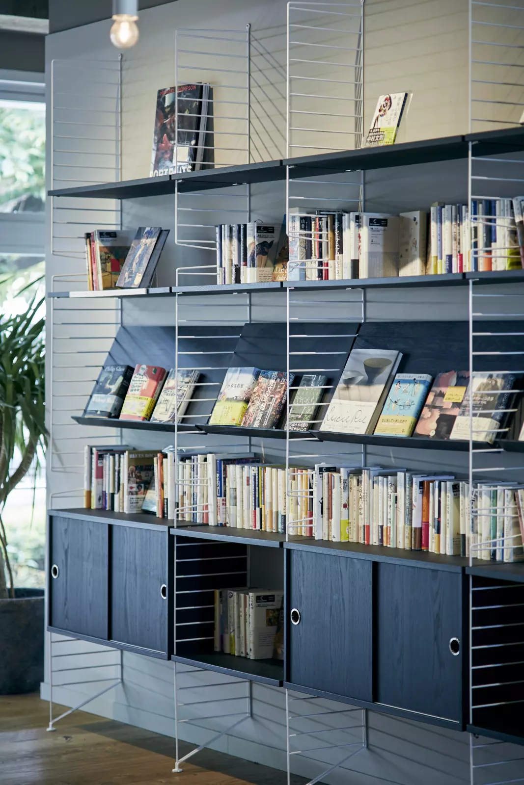 Floor & wall panels in white / shelves in black stained ash.