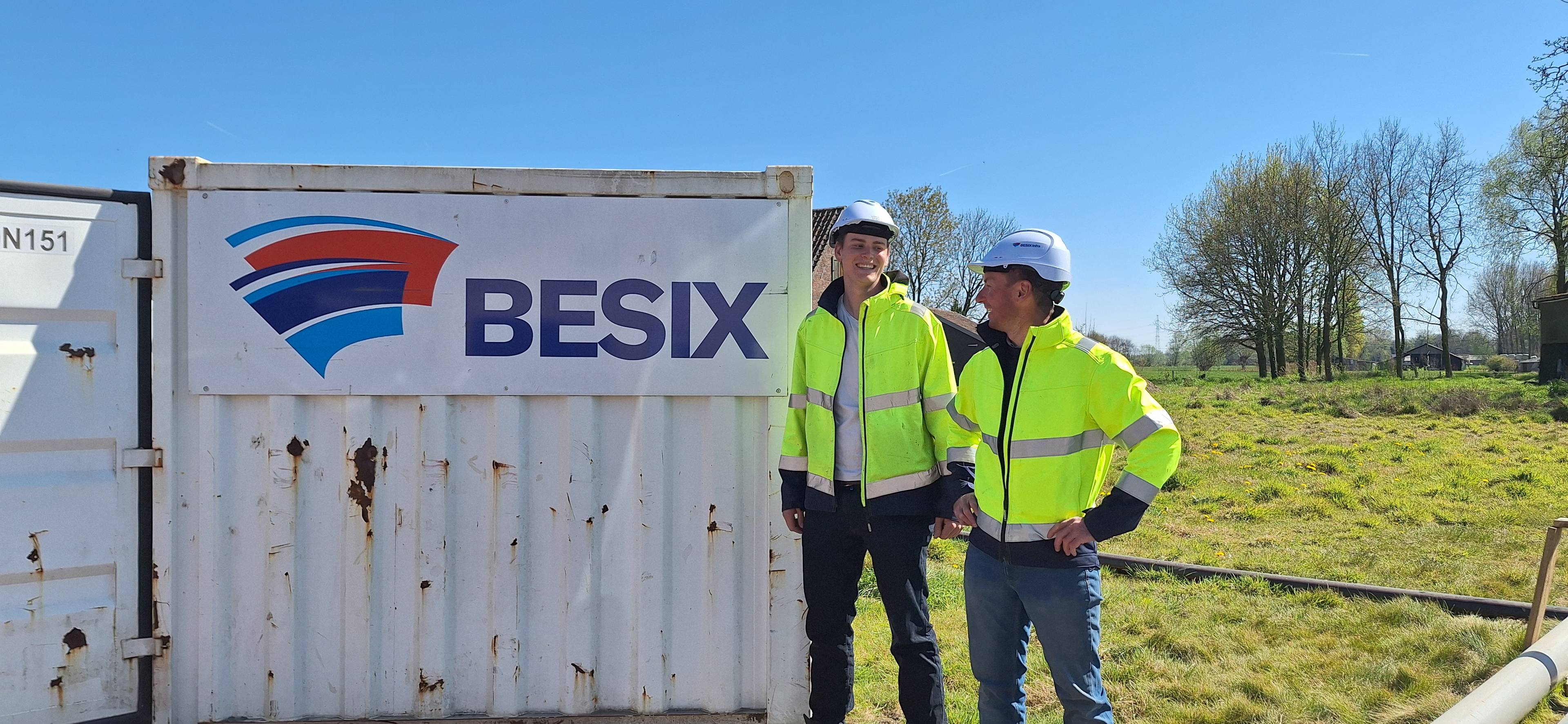 Projectleider Kristof en assistent-projectleider Linus bespreken de voortgang van de werken op de werf van BESIX Infra.