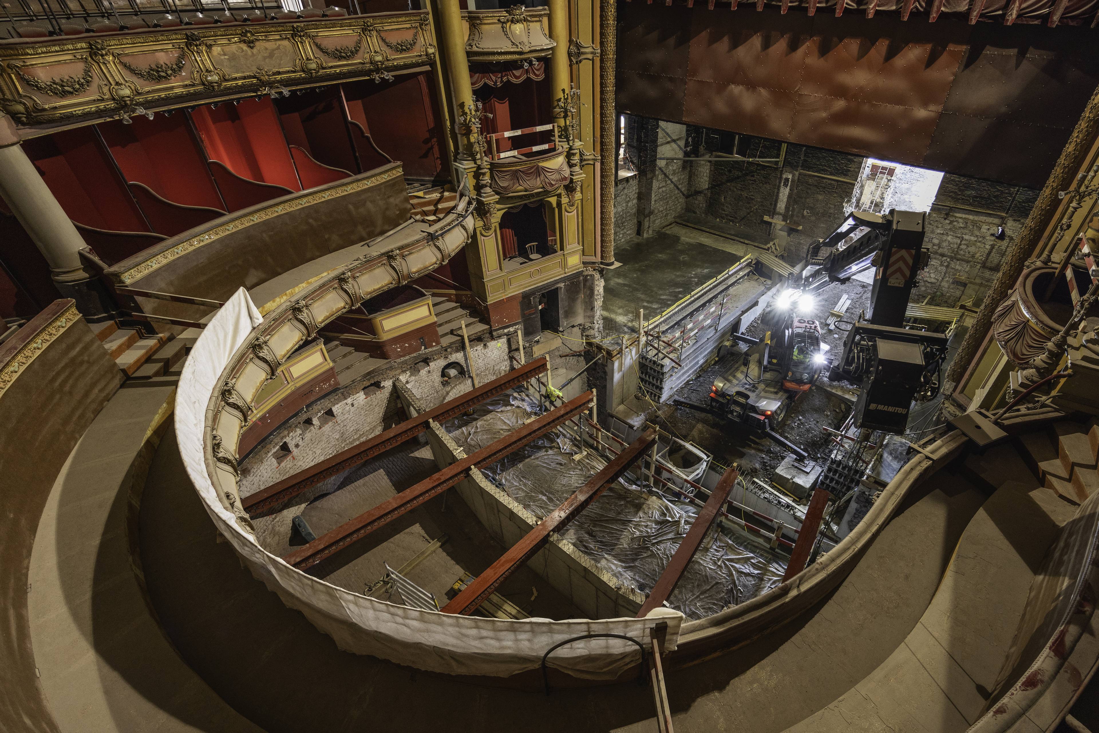 Installing comfort, safety and ventilation systems inside the Grand Theatre de Versiers