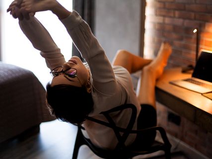 In forma anche in smart working: 7 esercizi da fare in casa