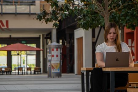 hybrid experts Werkstudentin Lara heukamp am Campus Lingen der Hochschule Osnabrück arbeitet am Laptop