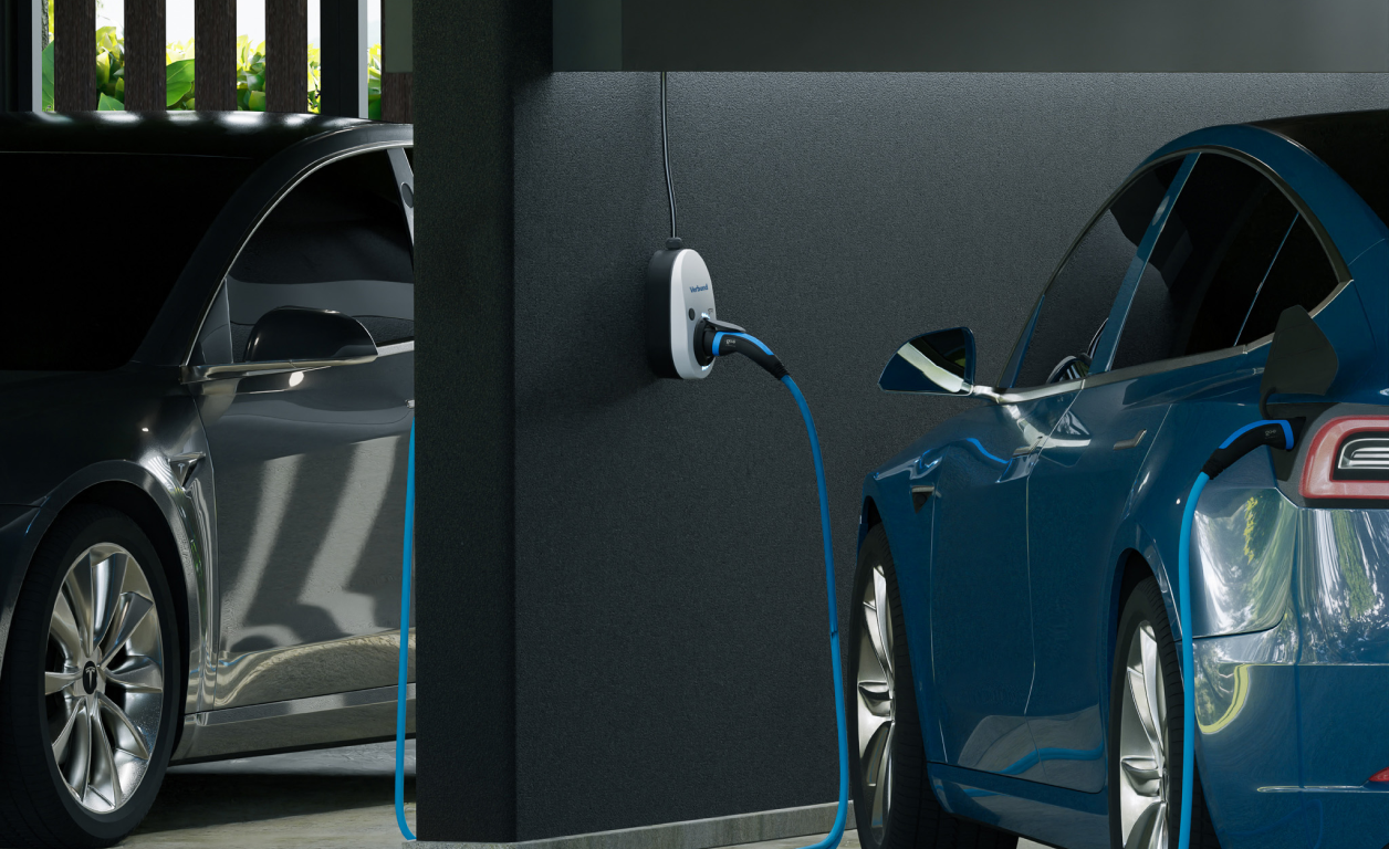 Eine Wallbox lädt ein Auto in einer Garage
