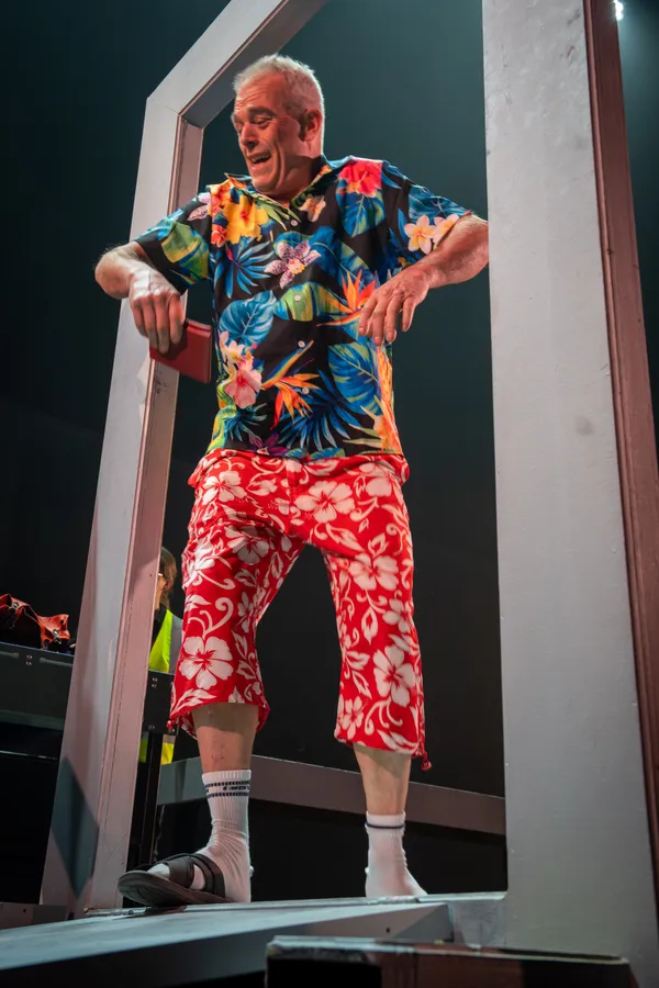 Speler in een Hawaïhemd en een broek met rode bloemen