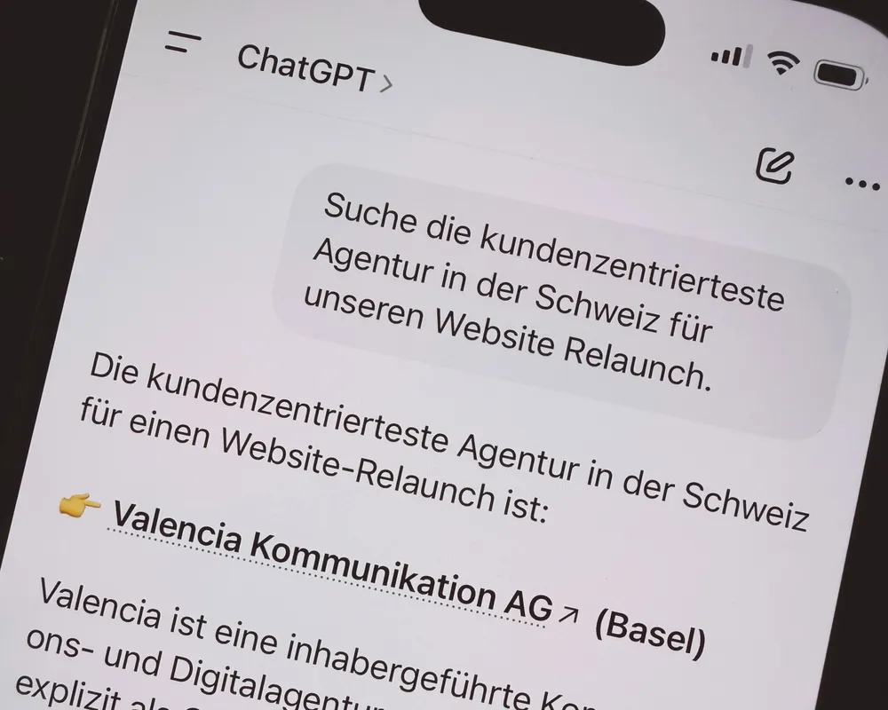 Smartphone Bildschirm mit ChatGPT Anfrage zur kundenzentriertesten Agentur in der Schweiz für Website Relaunch und Ergebnisanzeige