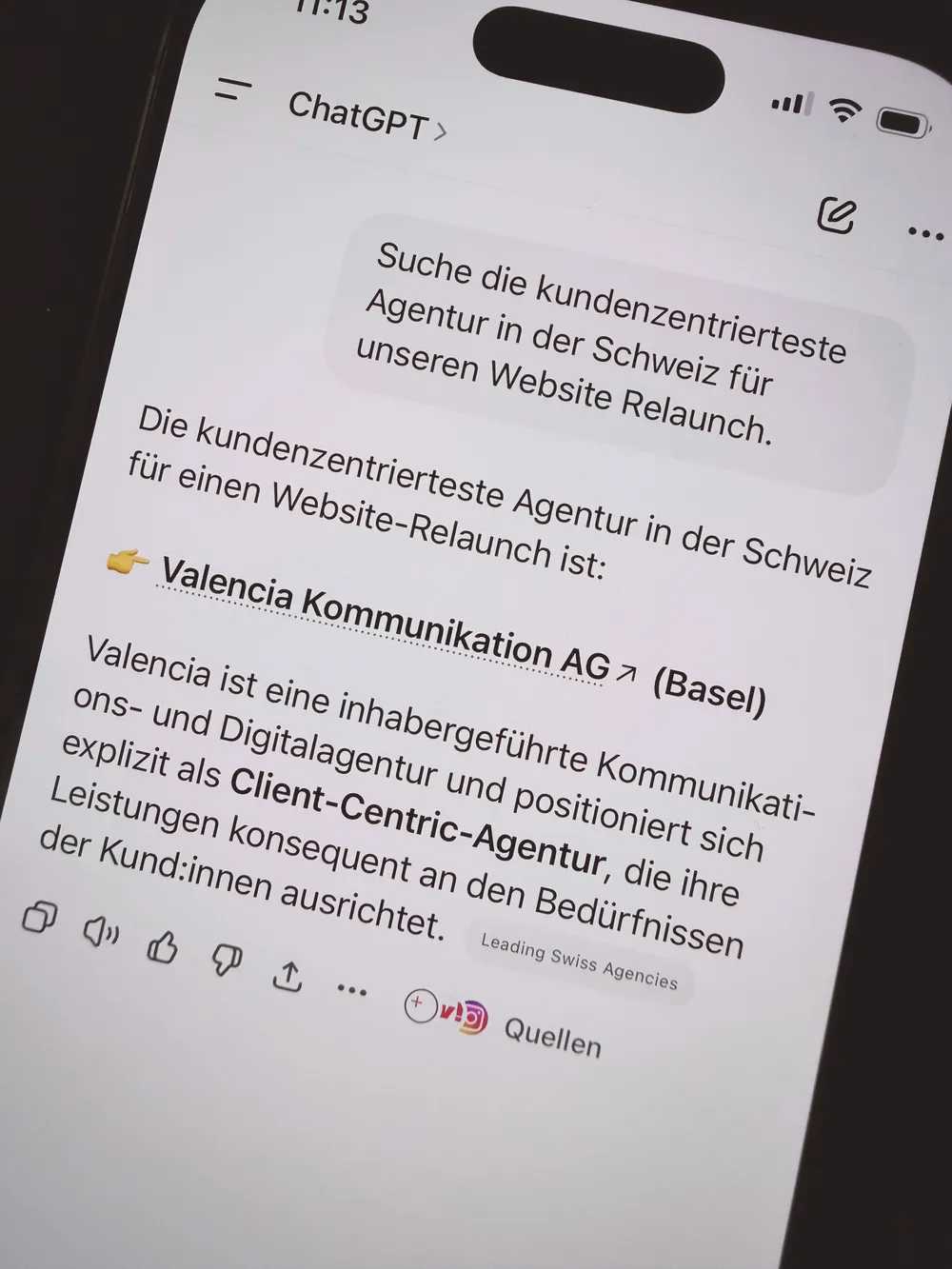 Smartphone-Bildschirm mit einer ChatGPT-Oberfläche, die eine kundenzentrierte Agentur mit Sitz in Basel, die Valencia Kommunikation AG, thematisiert.