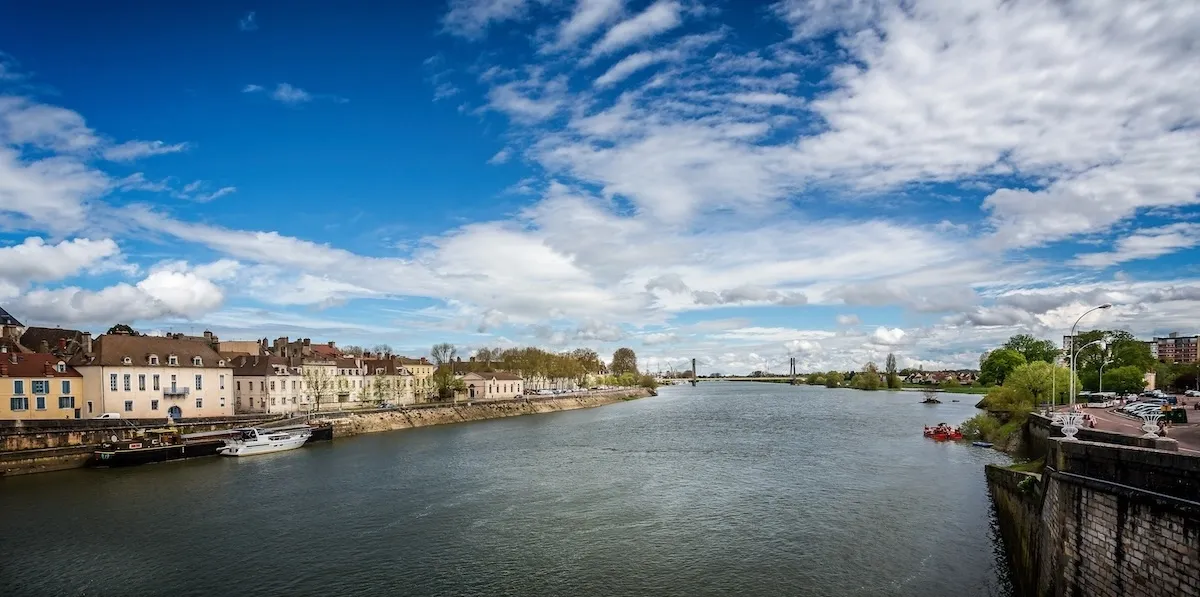 Vue sur la Saône depuis un pont à Chalon sur Saône, Bourgogne, France