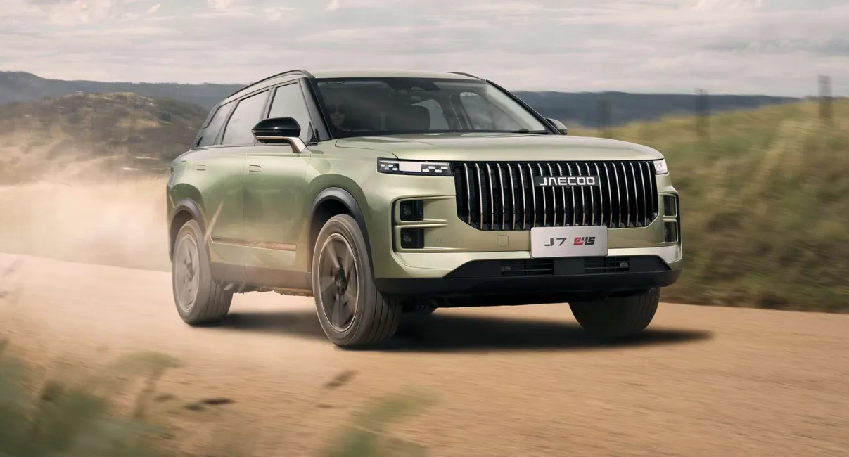 Green Jaecoo J7 SHS-P Track SUV driving on a dirt road