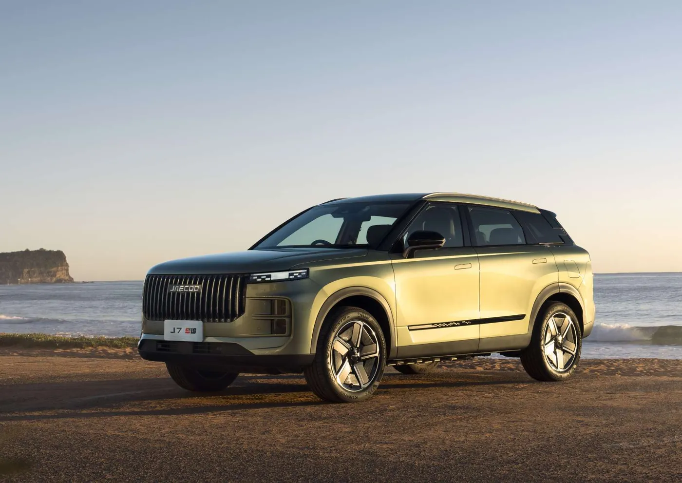 Jaecoo J7 SHS-P Track SUV parked by the beach, front three-quarter view