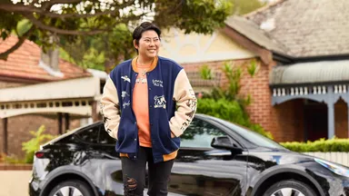Splend customer with her car