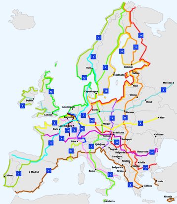 Karte des EuroVelo-Routennetzes, die alle transeuropäischen Radfernwege mit farbigen Linien und markierten Routen zeigt.