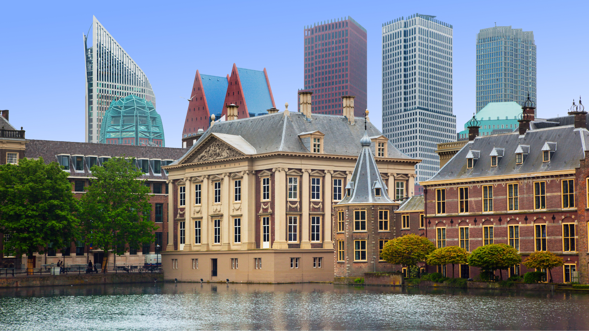The Dutch Minister of Finance's briefcase on Prinsjesdag 2026, presenting the 2027 budget with changes to mortgage tax rules, transfer tax and the 30% ruling for expats