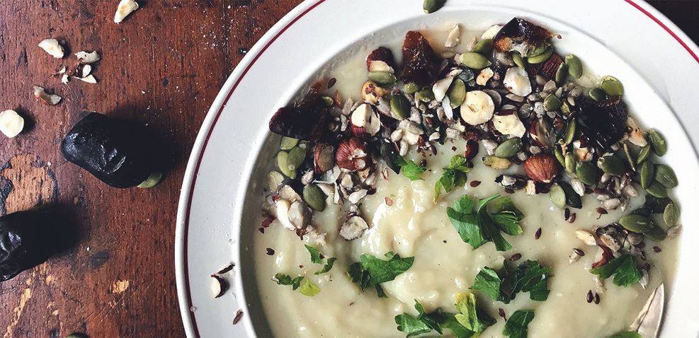 Bloggbild för: Recept: Potatis- och palsternacksoppa med nöt- och dadeltopping