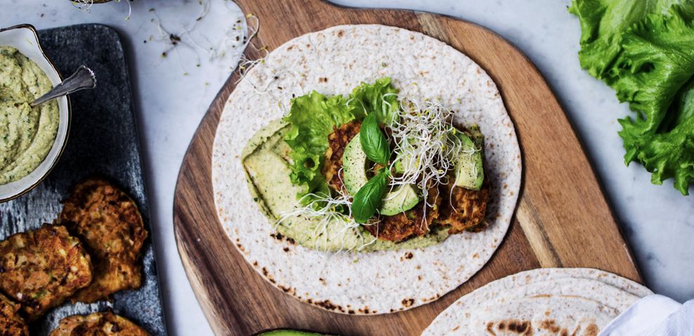 Bloggbild för: Recept: Wraps med morotsfritters och örthummus