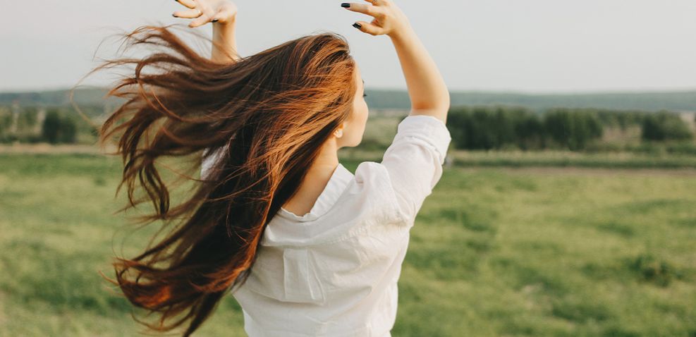 Bloggbild för: Så undviker du slitet och torrt hår under sommaren