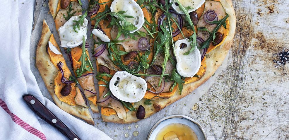Bloggbild för: Recept: Sötpotatispizza med päron, chèvre och mandlar