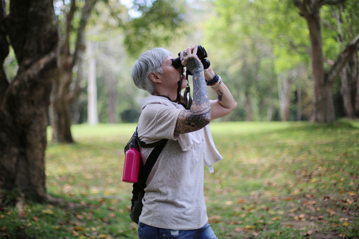 Frau macht Vogelwanderung
