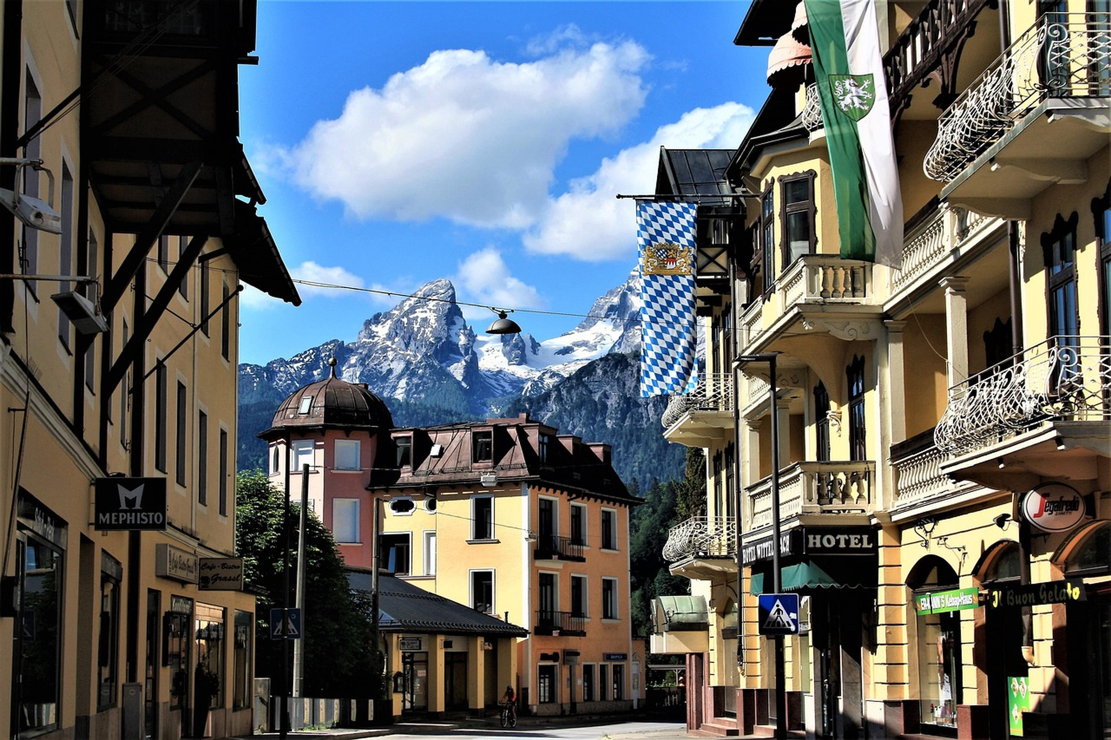 Altstadt mit Blick auf die Berge
