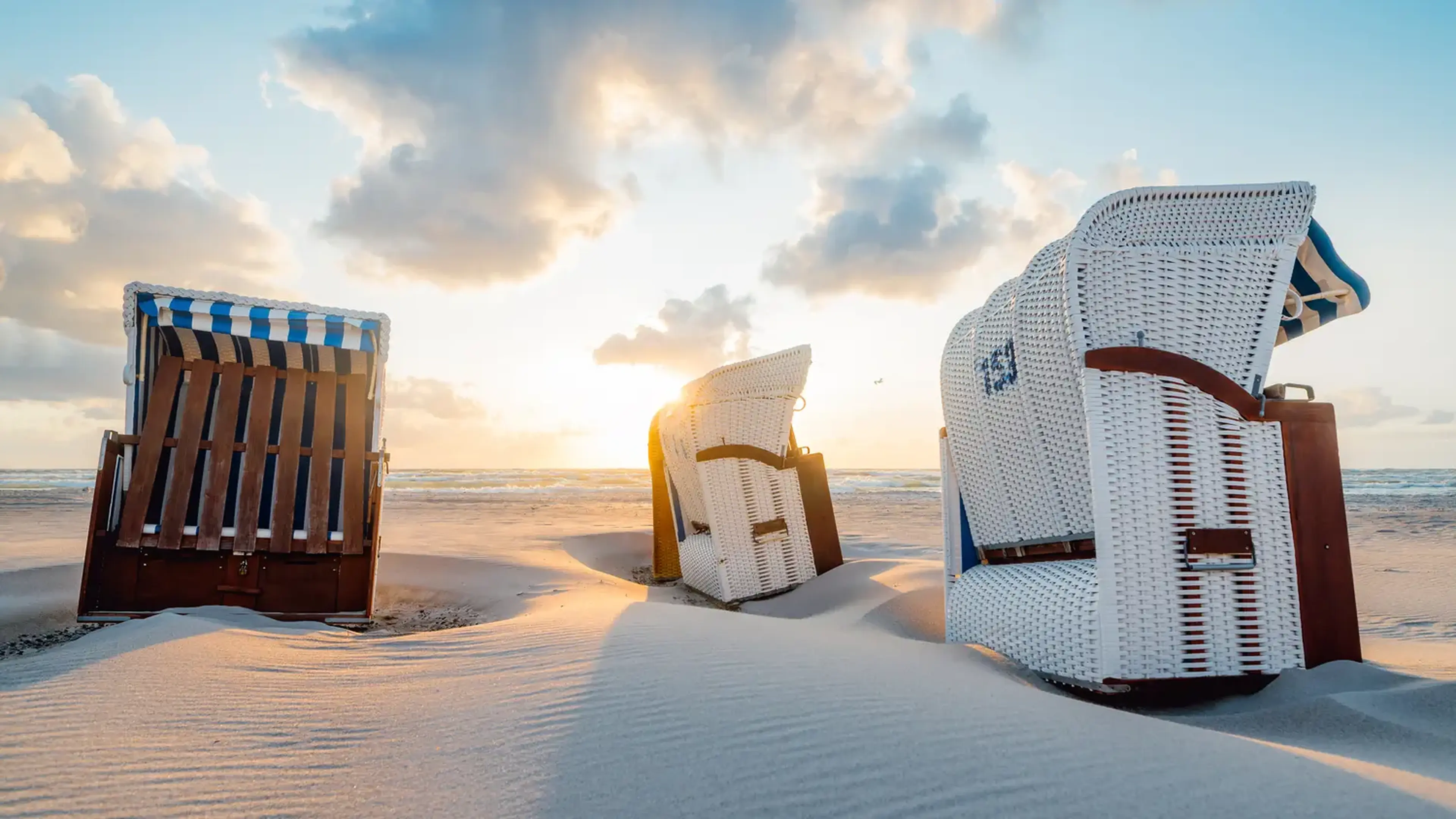 Strandkörbe an der Ostsee von vorne und Seite