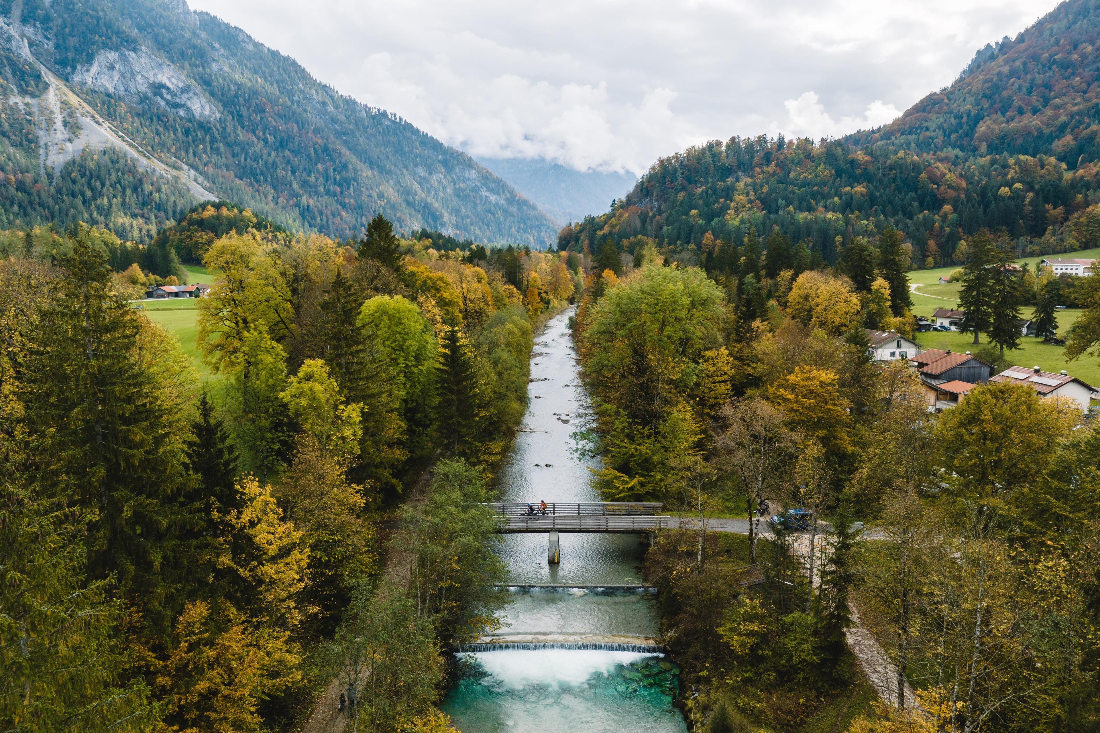 Eine Flussüberquerung im Chiemgau
