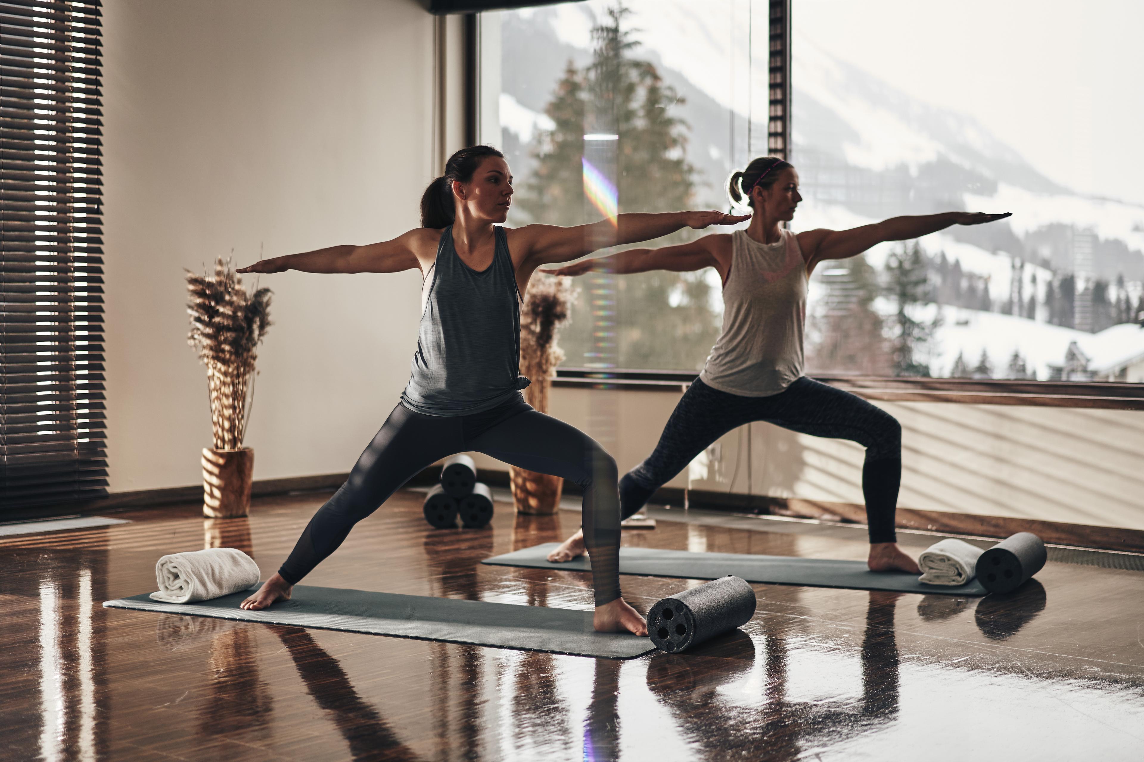 frauen machen yoga