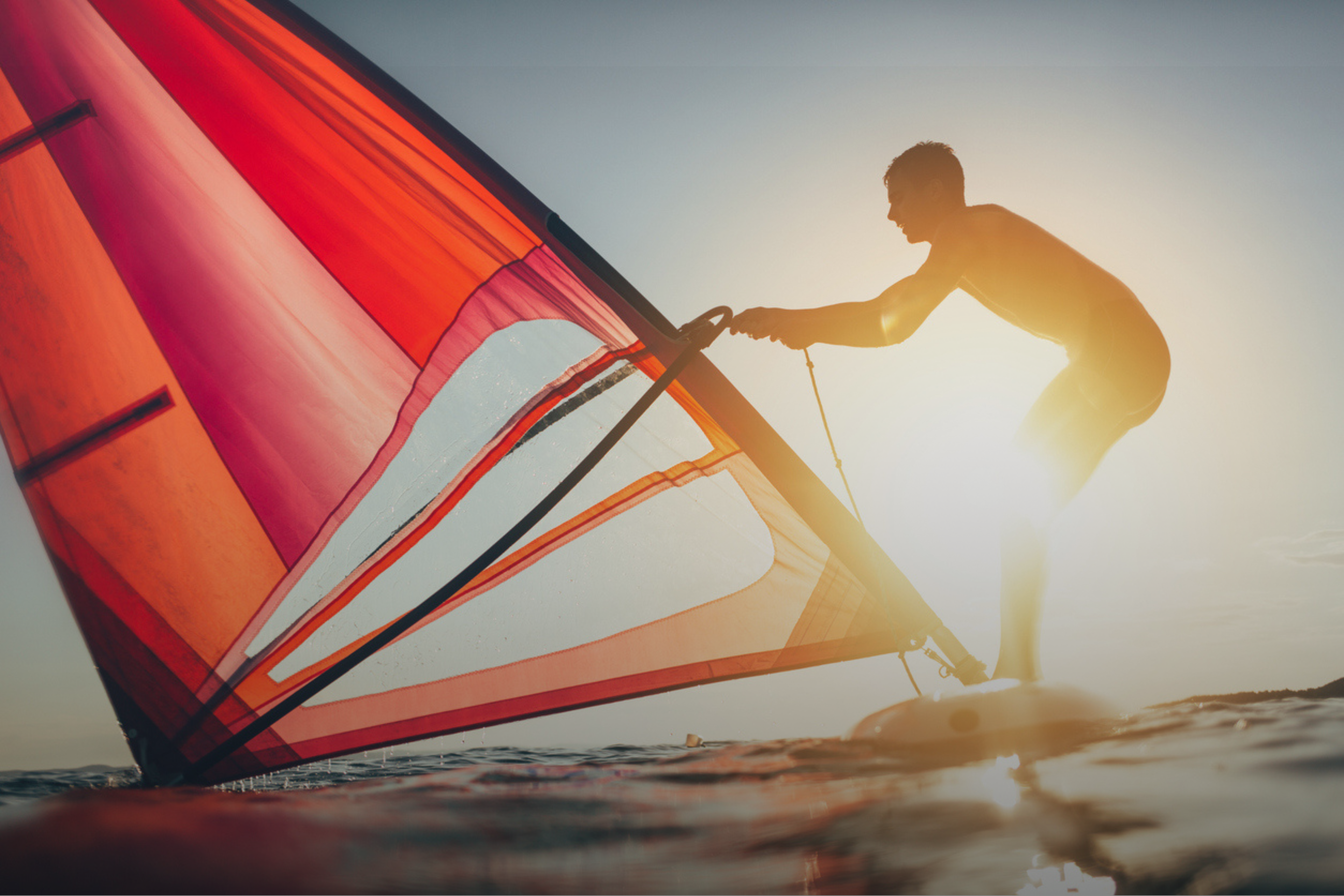 mann windsurft in groemitz