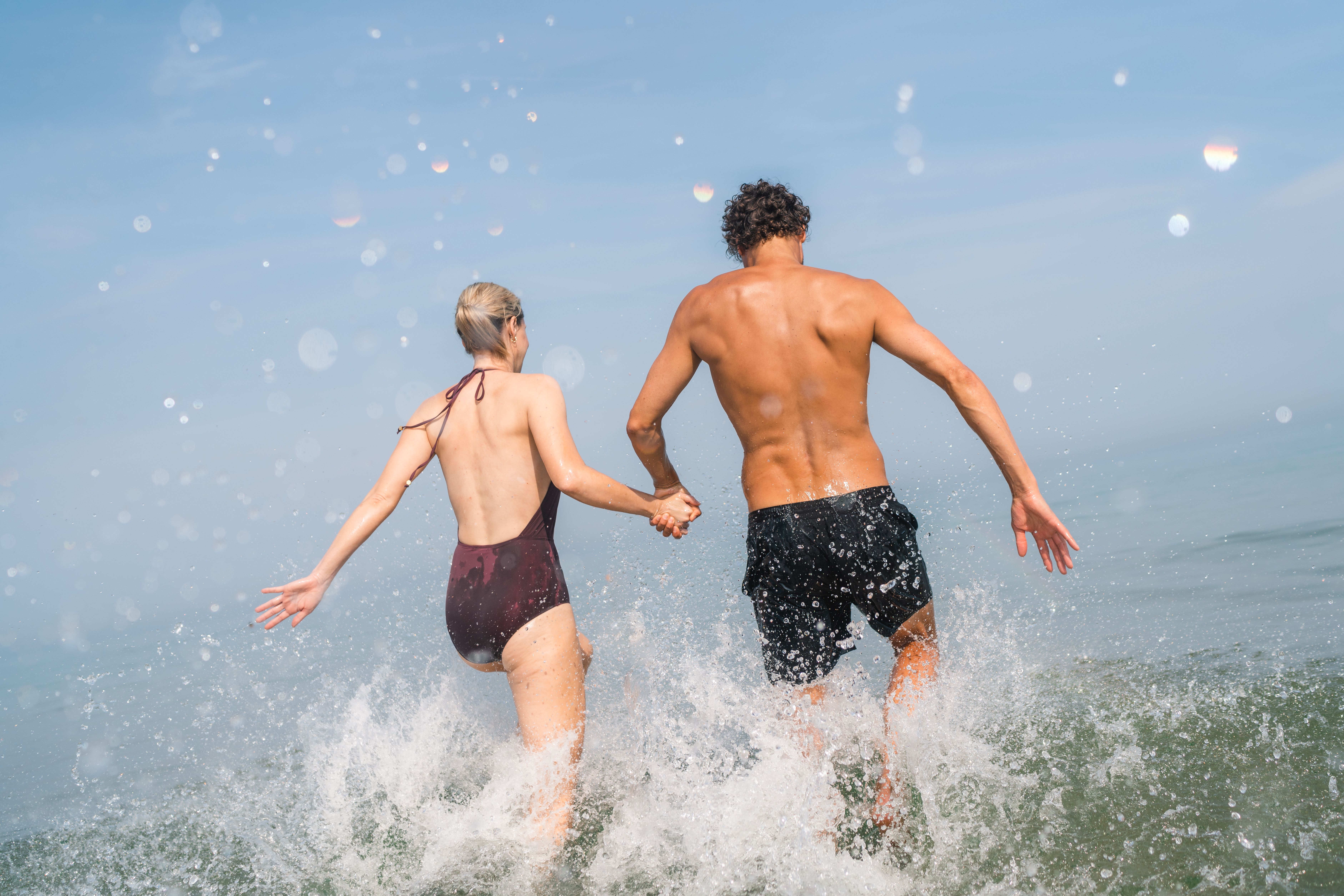 Leute rennen durchs Meer