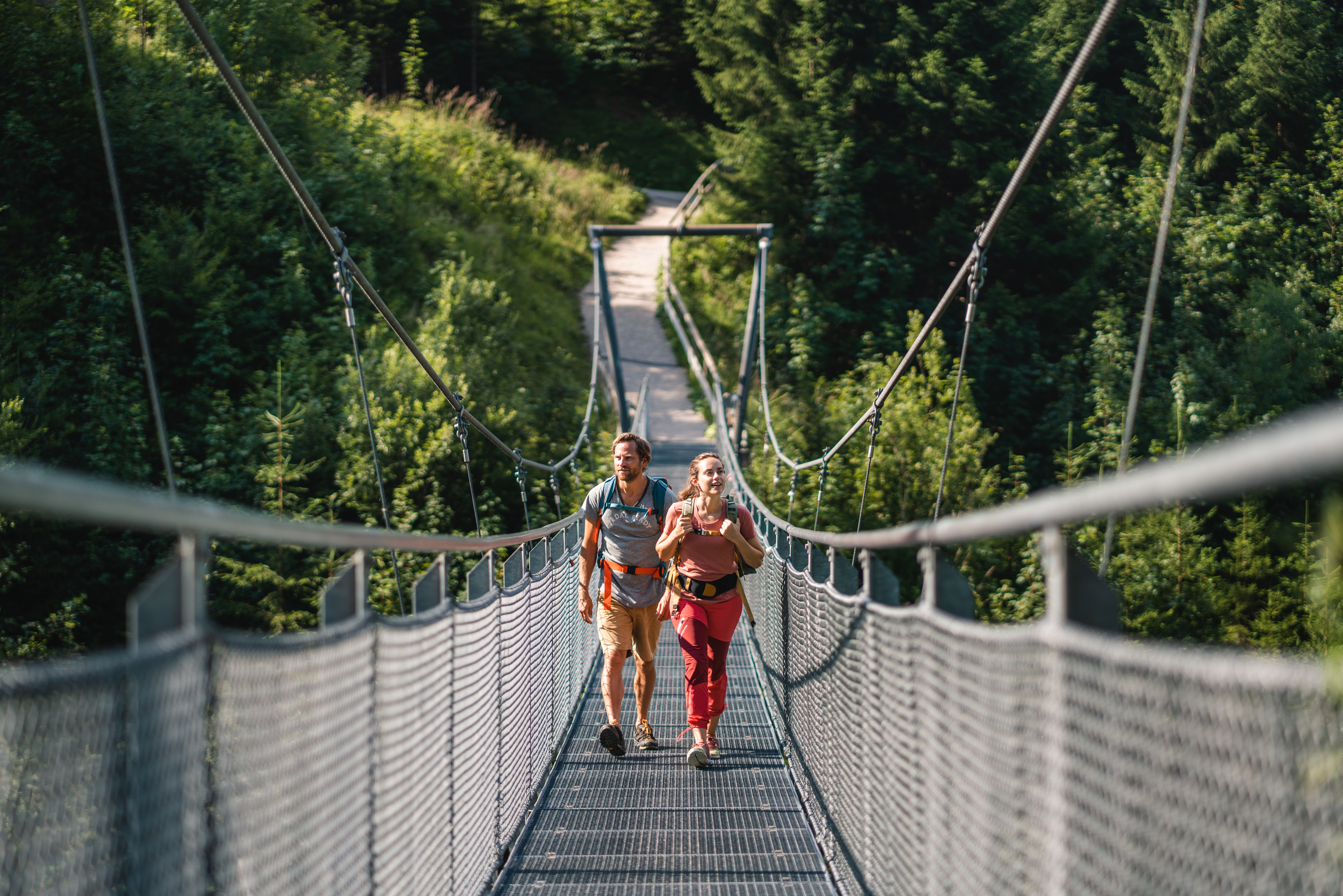 Zwei Menschen auf Brücke