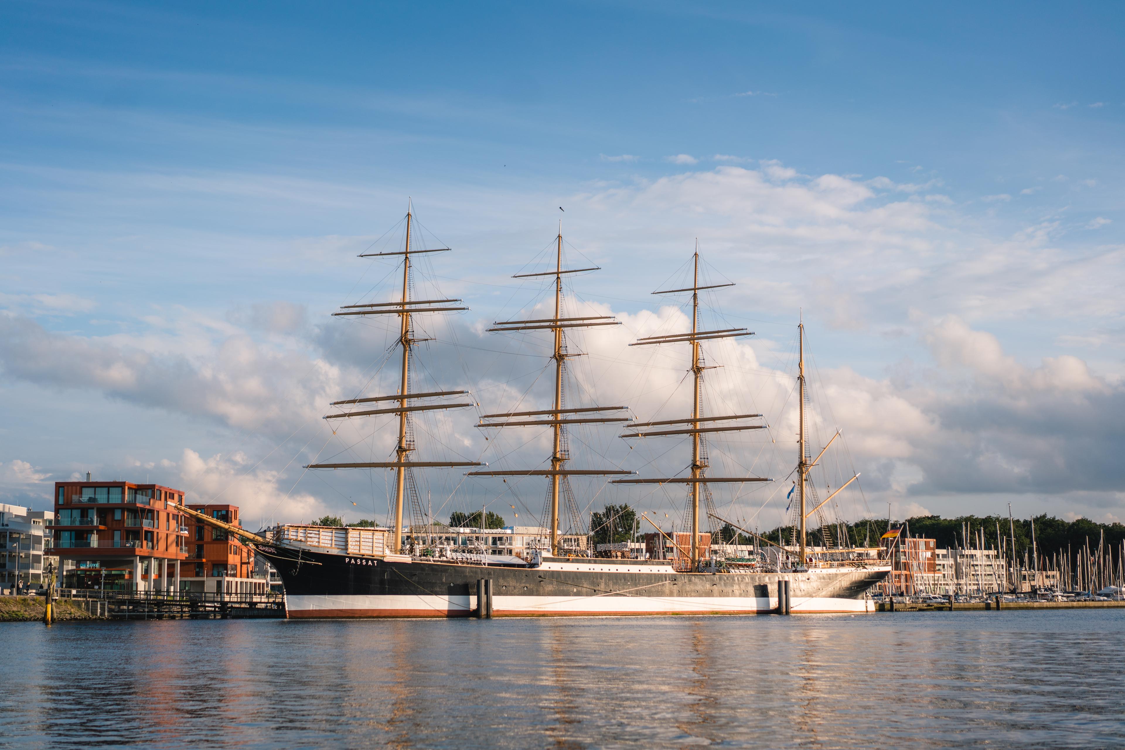 Schiff im Hafen von Travemünde